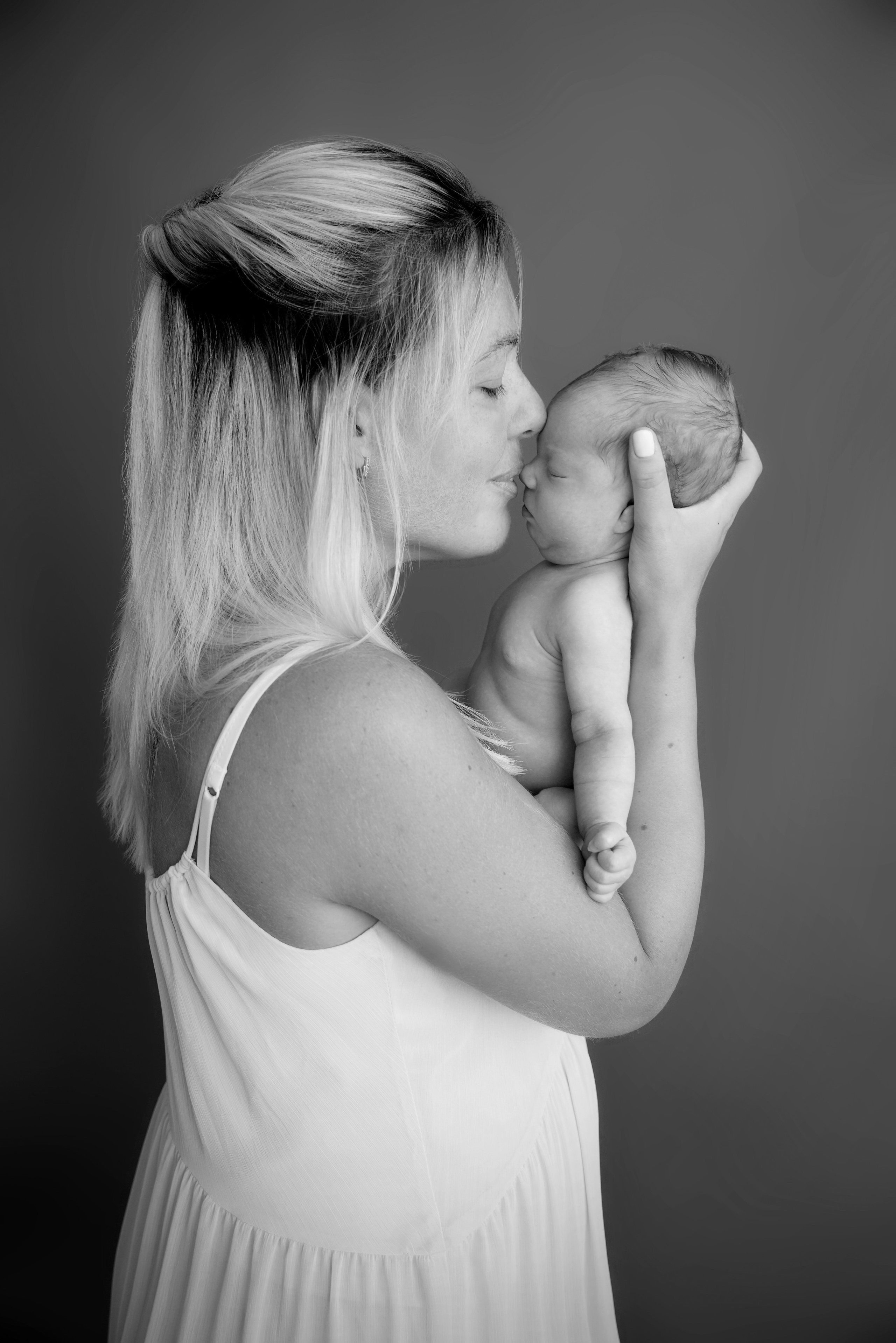Foto der Mutter mit Tochter im Arm in Schwarz-Weiß-Verarbeitung