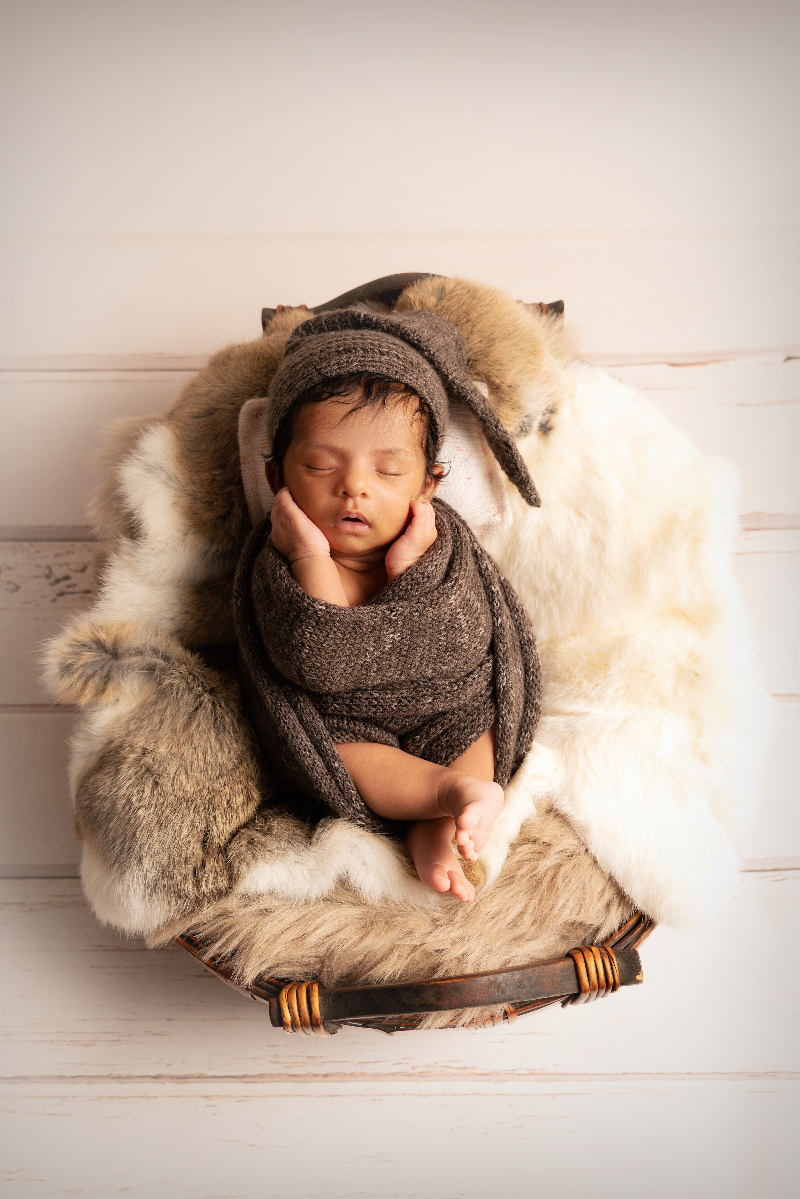 Neugeborenen shooting für Mädchen  in Augsburg und Umgebung. Neugeborenenfotografin und Retoucher in Augsburg Nastassia Schneider