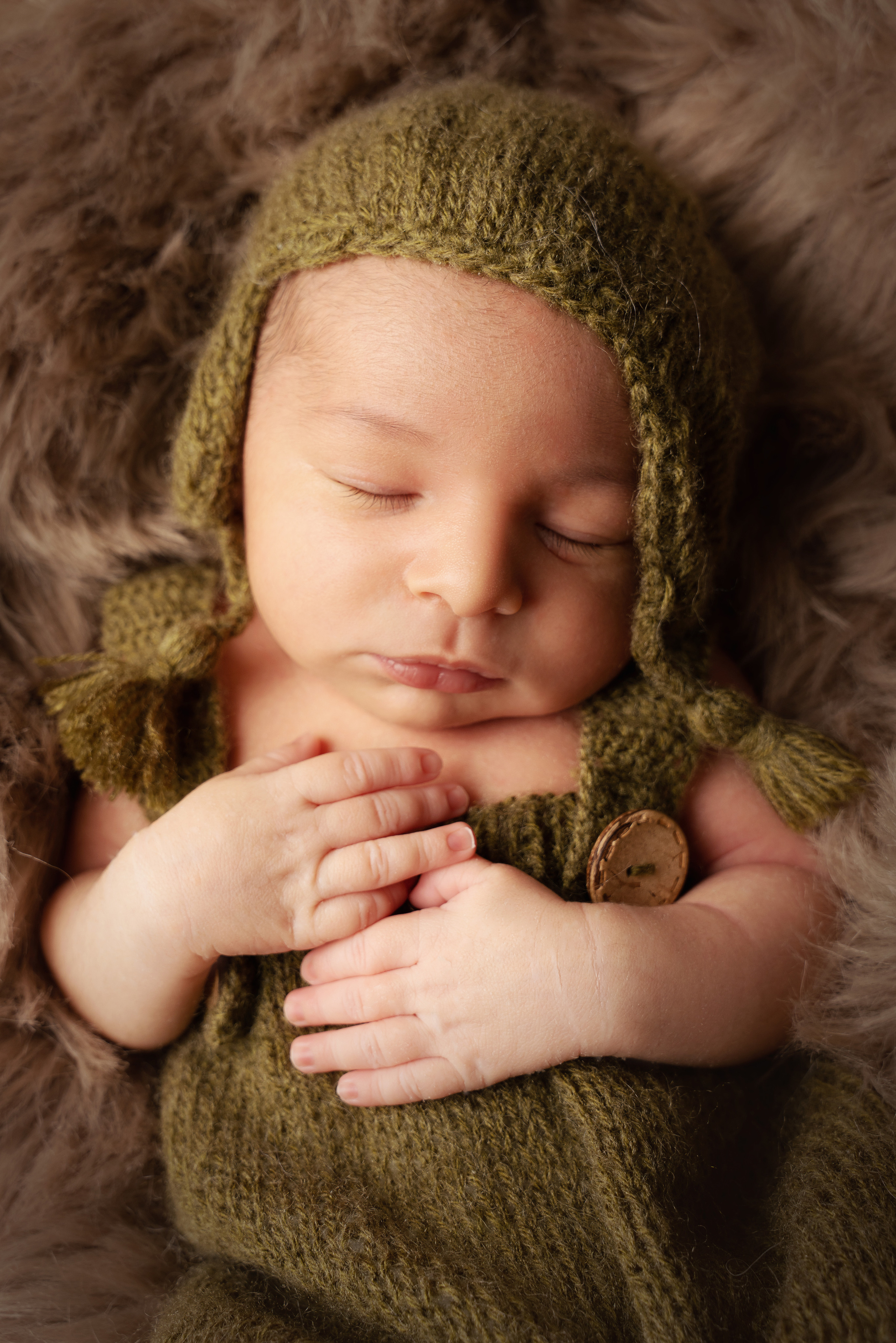 grüner Strickanzug auf Baby