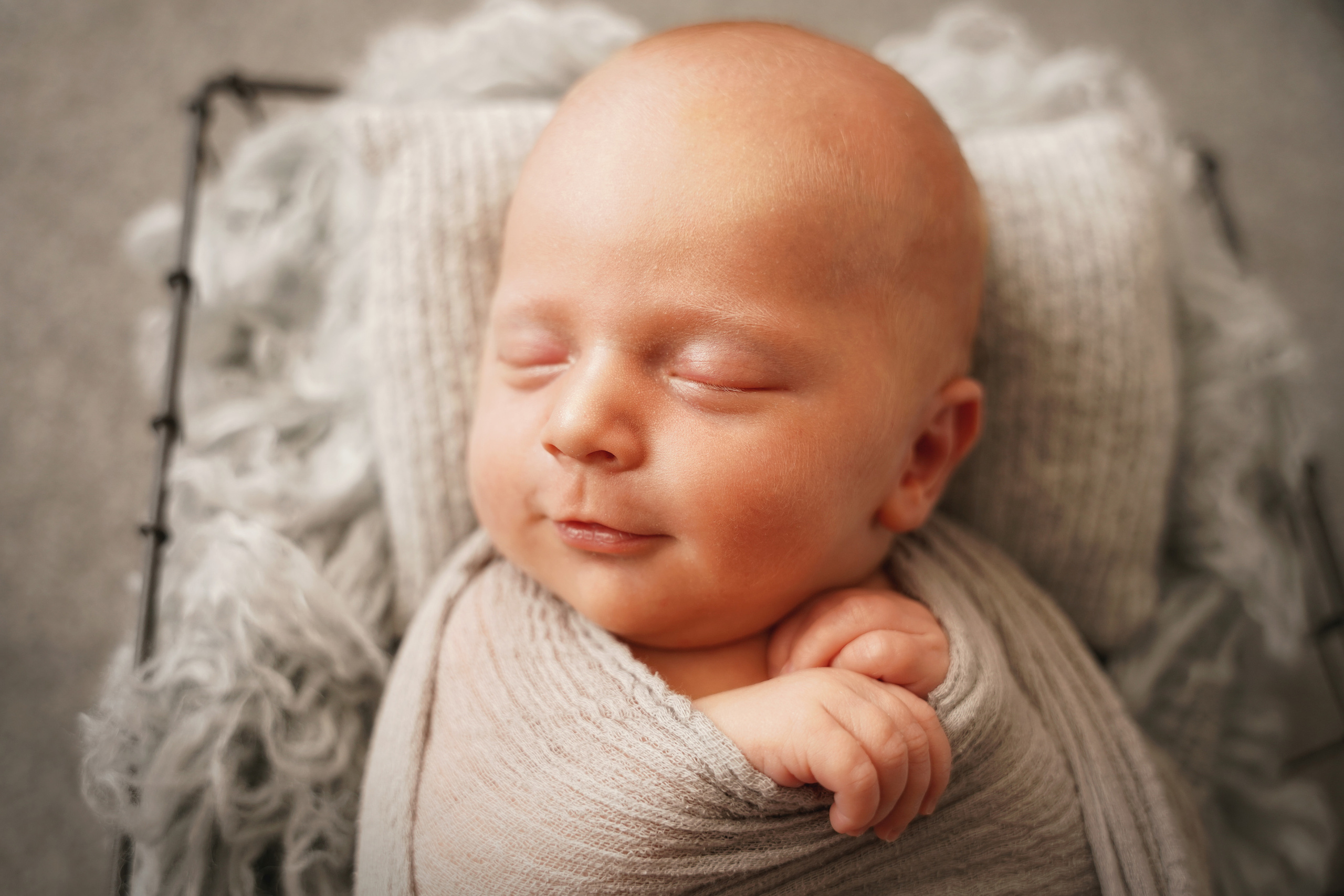 Porträt eines Jungen, dessen Gesicht von Tageslicht beleuchtet wird