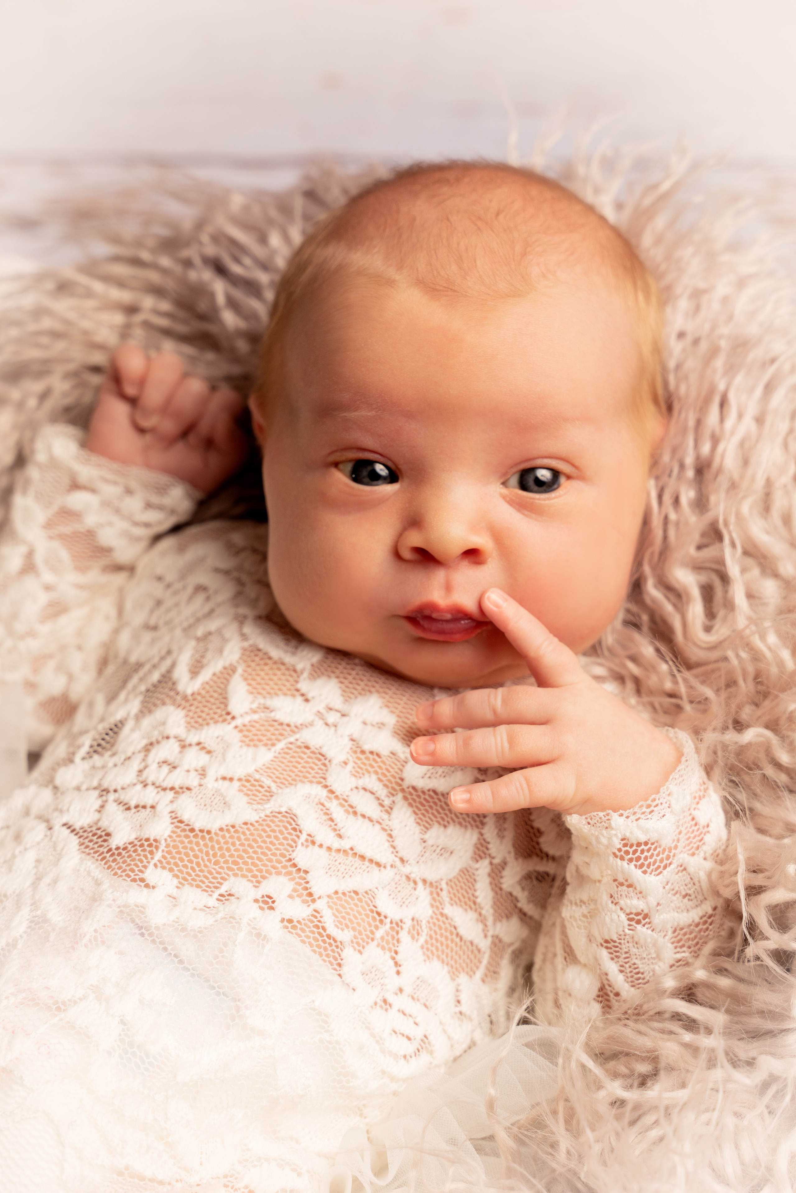 Babys nachdenklicher Blick auf den Fotografen