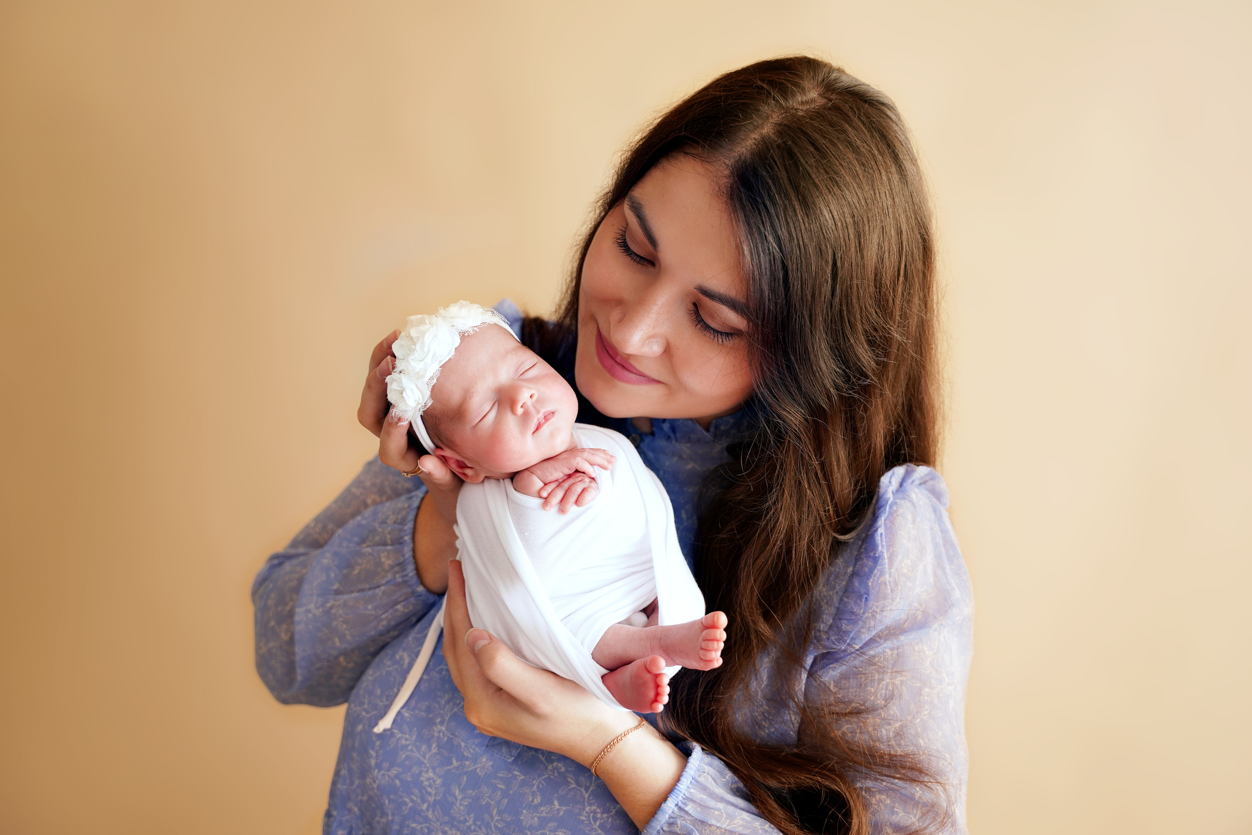 kleines neugeborenes Mädchen mit weißem Stirnband