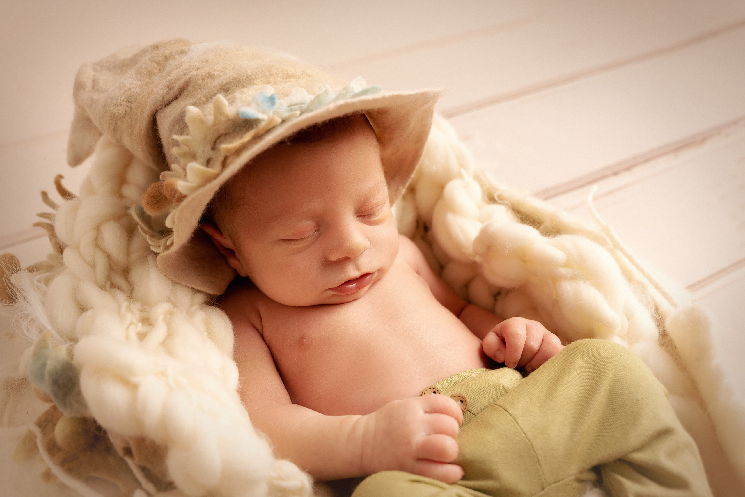 Baby in grüner Hose