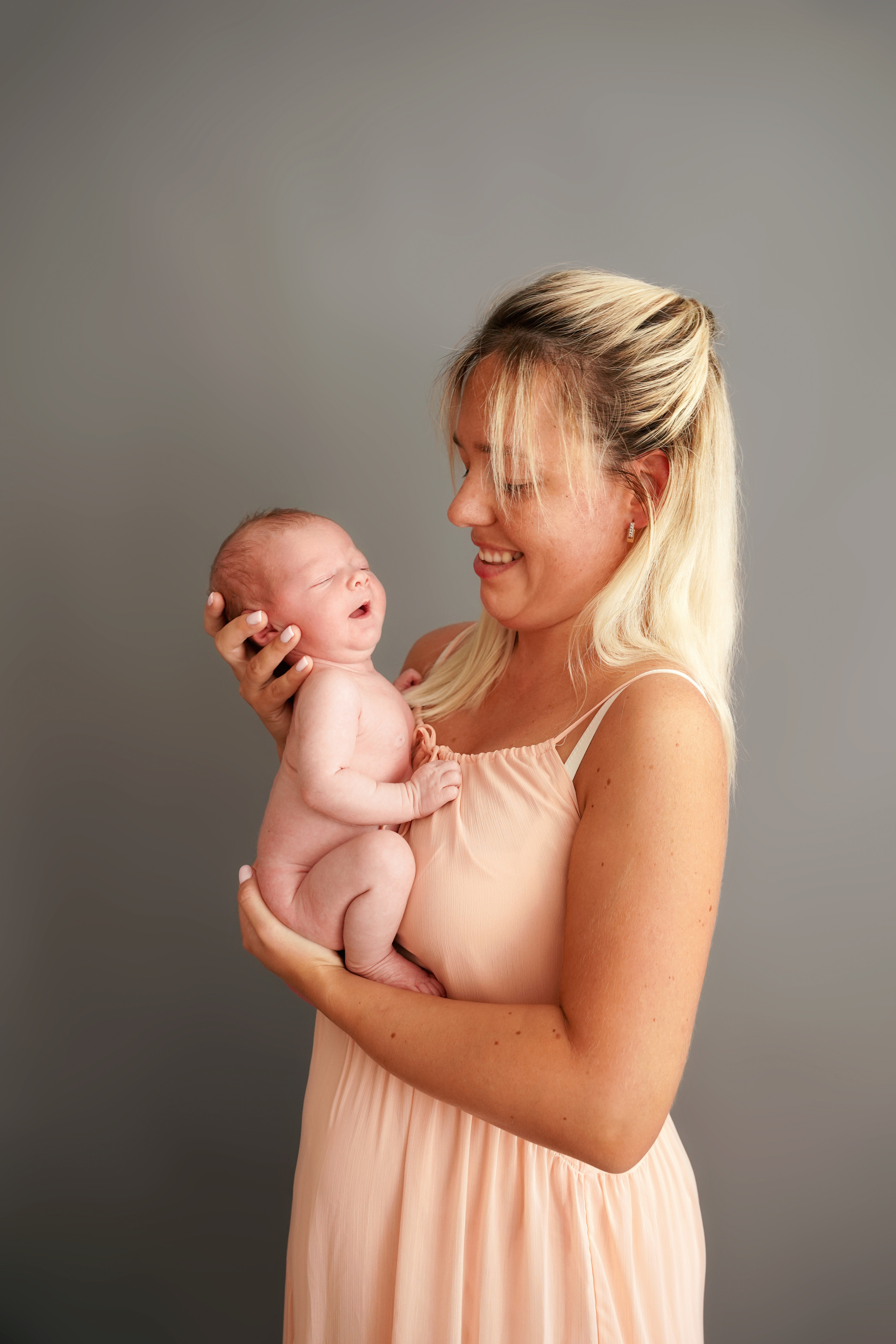 zwei  Wochen altes Baby, das seinen Kopf hält