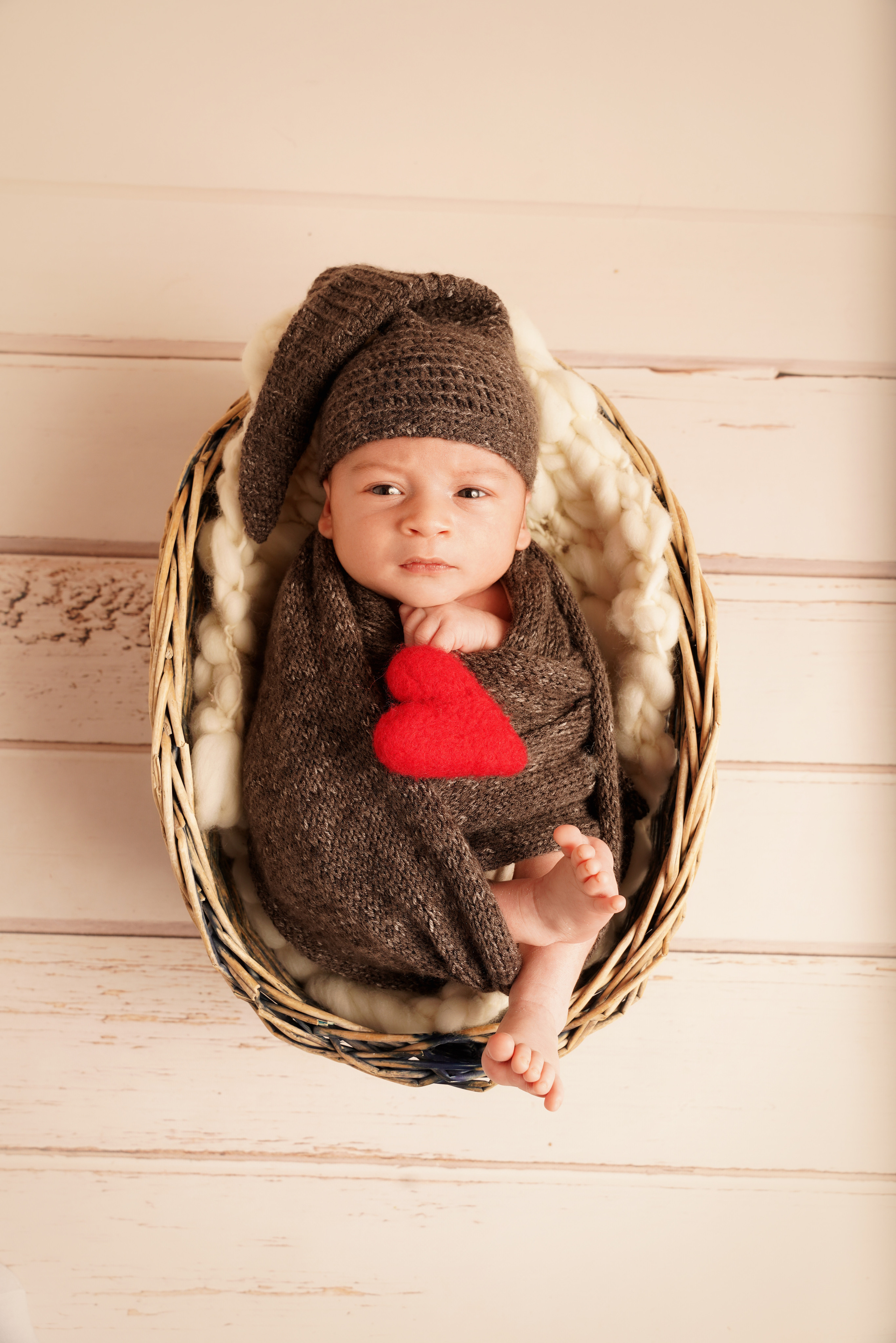 rotes Filzherz in den Händen eines Babys