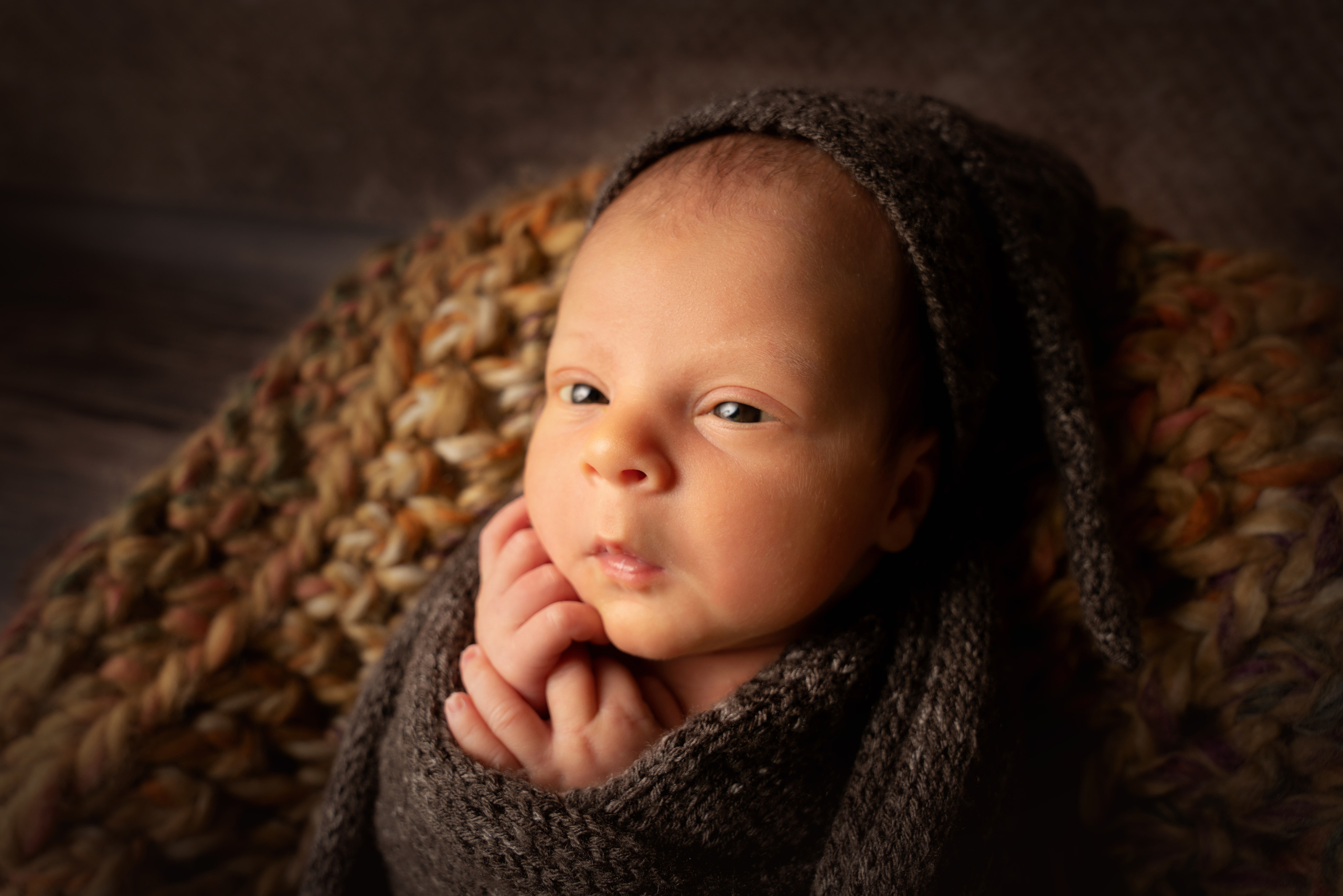 kleine Hände des Babys unter der Auswahl