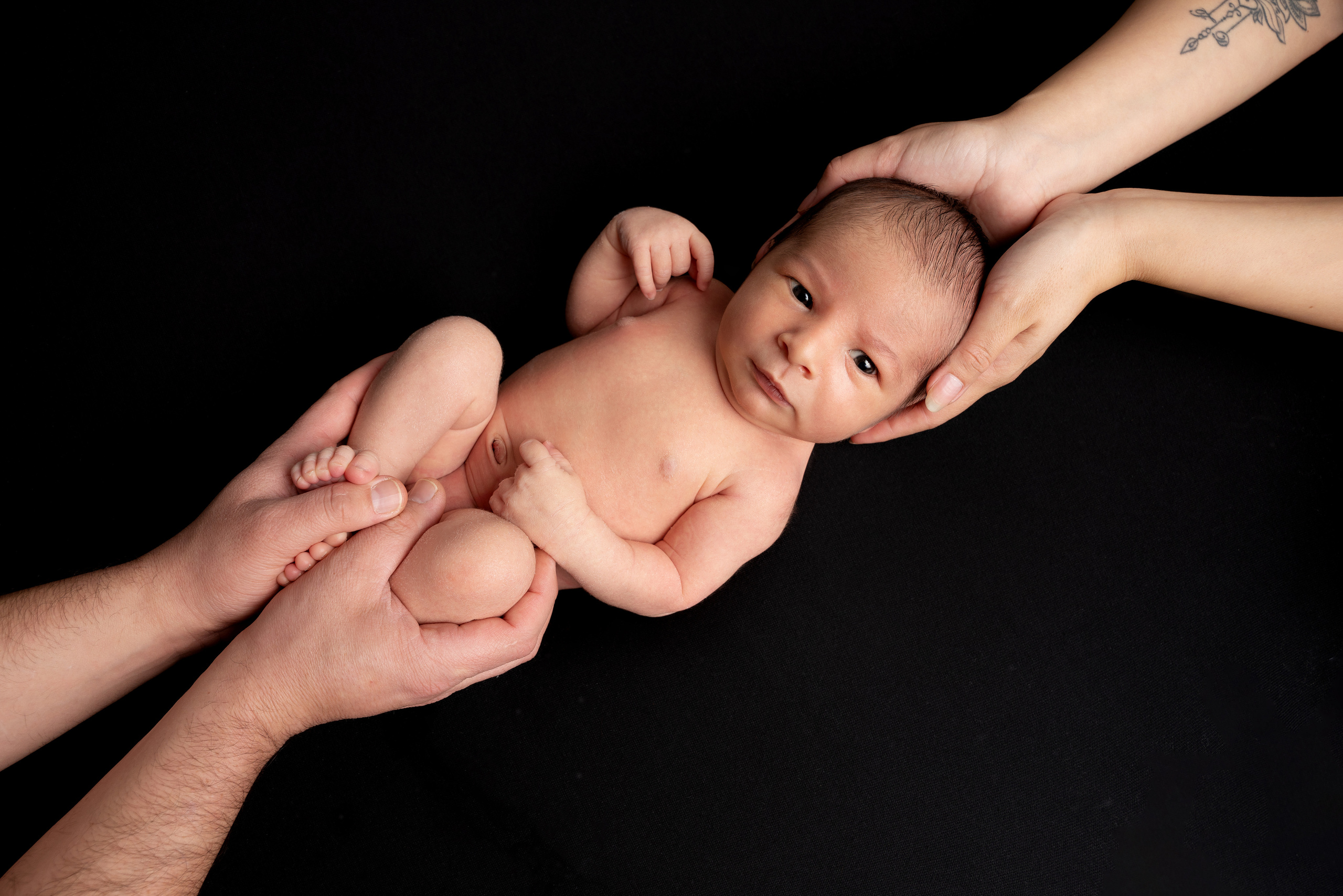 Baby in sicheren elterlichen Händen
