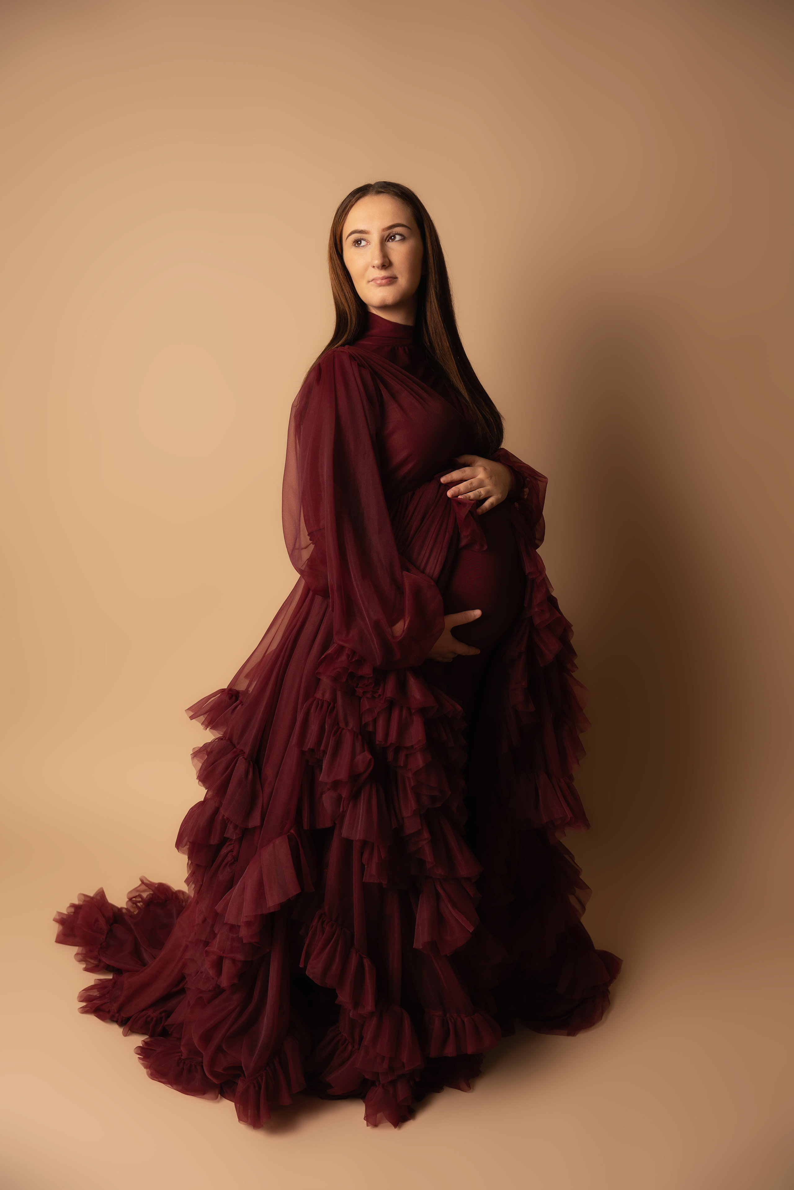 Burgunderrotes Puffkleid mit Spitze für ein Babybauchfotoshooting