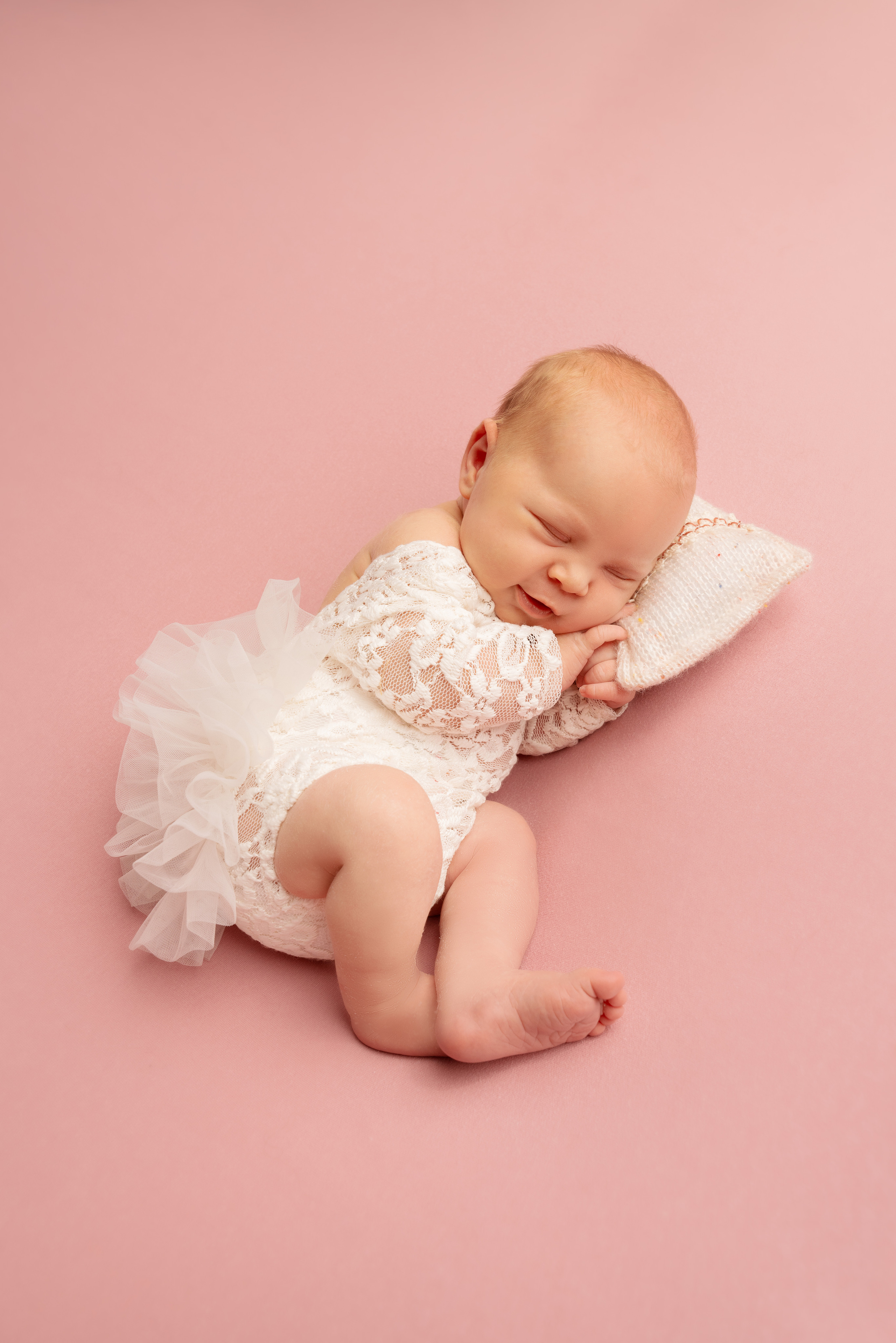 das Baby lächelt im Traum 