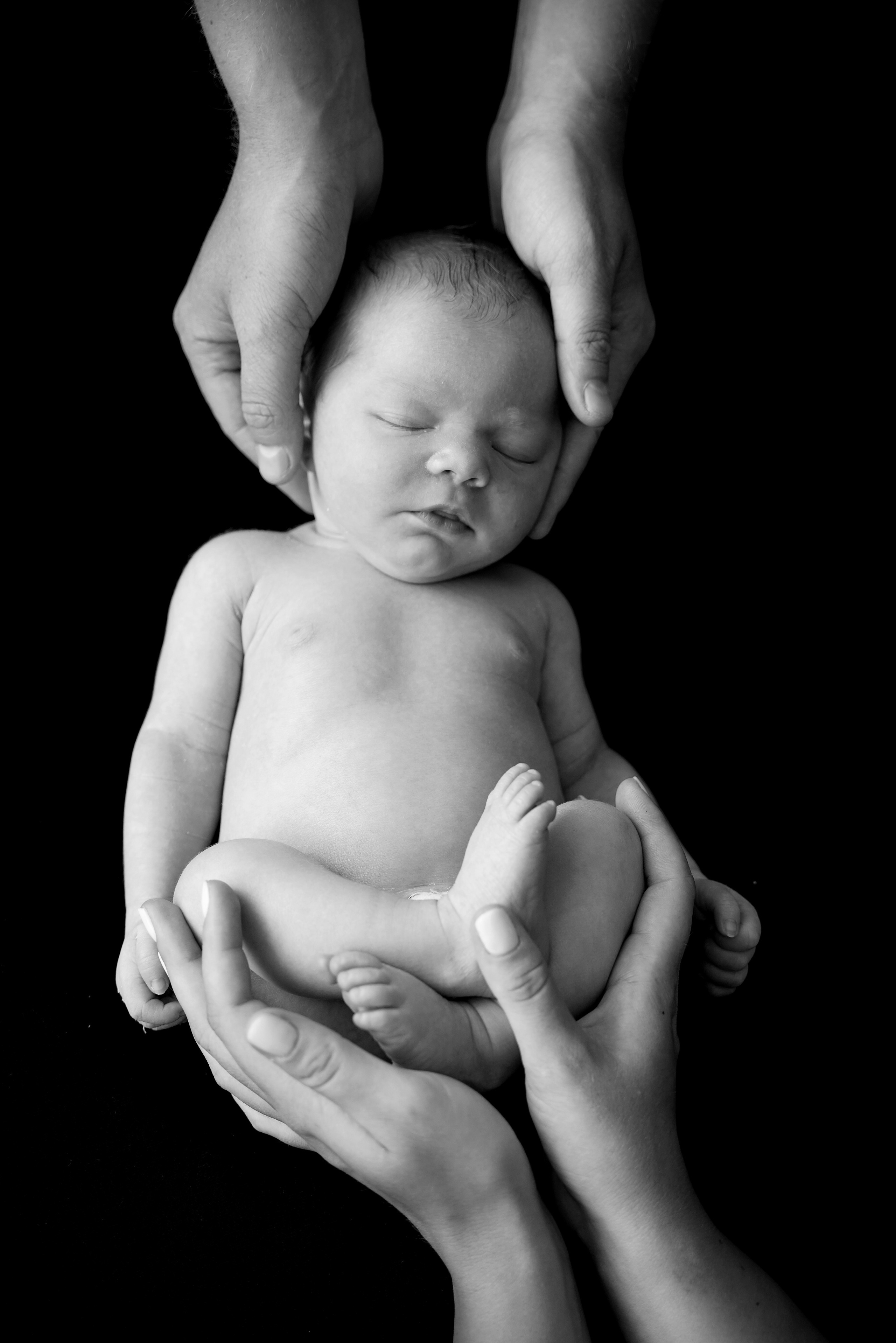 Eine stolze Mutter hält ihr neugeborenes Baby voller Liebe in ihren Armen und genießt jeden Moment