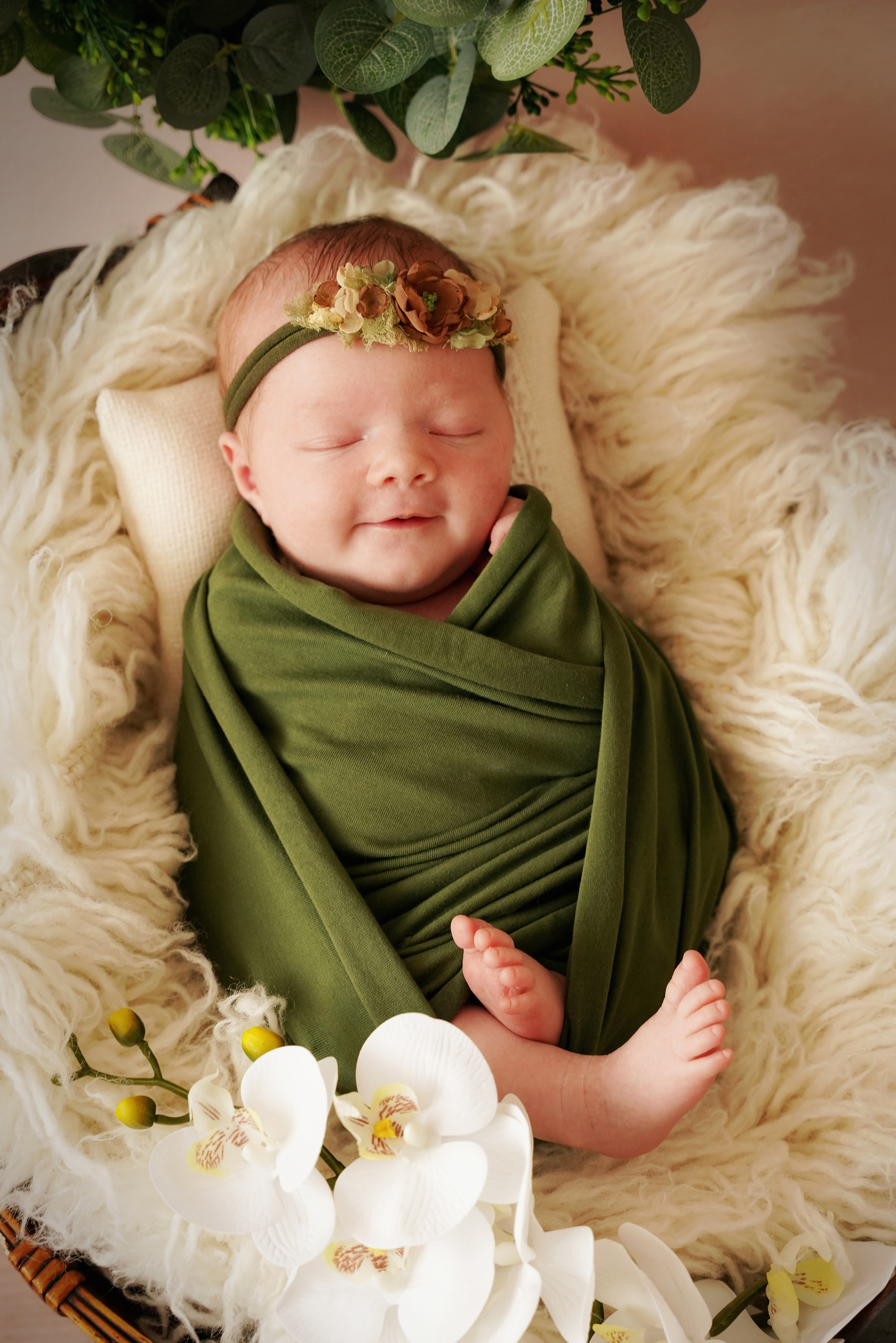 lächelndes Mädchen mit grünem Verband