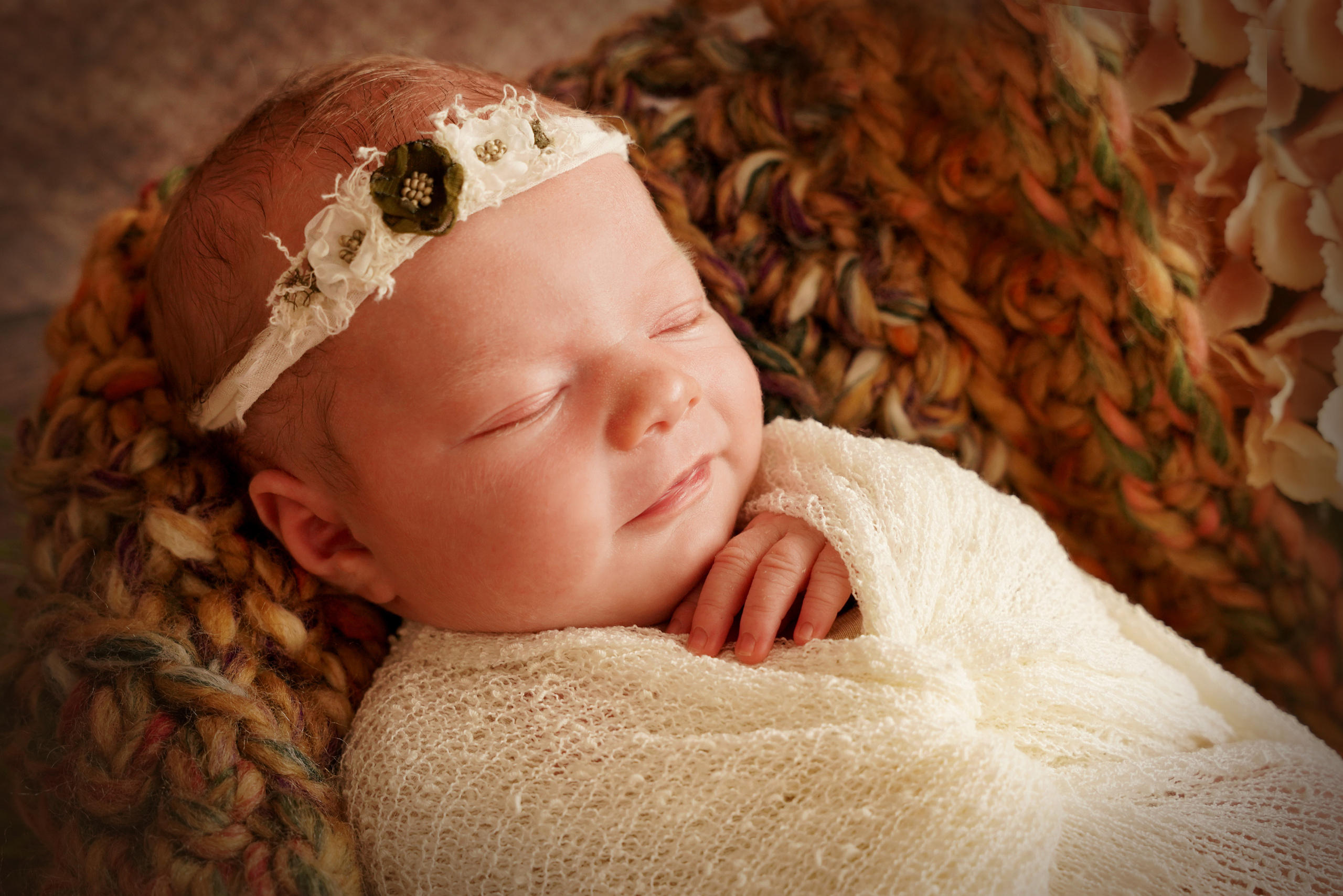 schläfendes Mädchen liegt ruhig im Korbchen