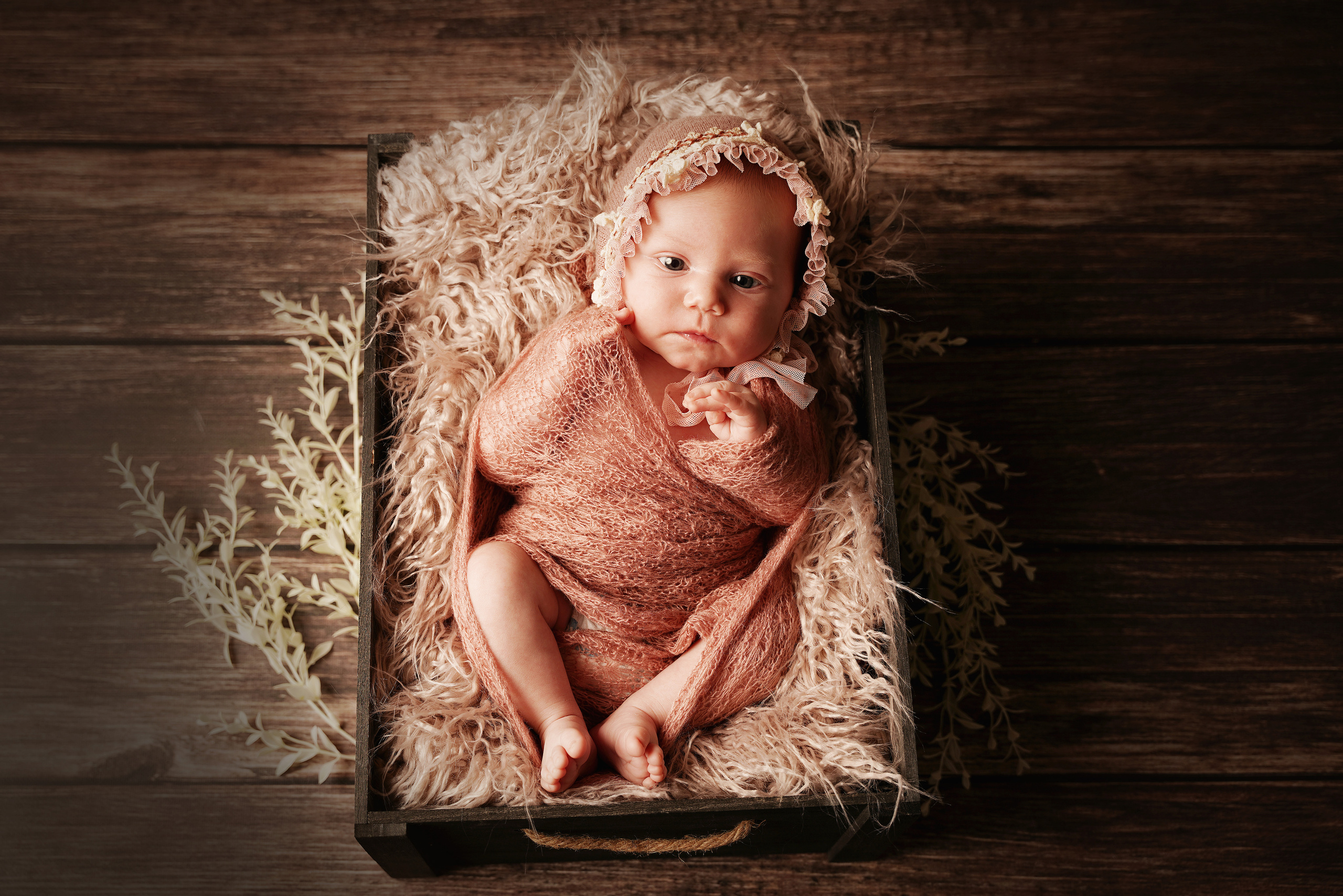 Neugeborenes in einem staubigen rosa Outfit