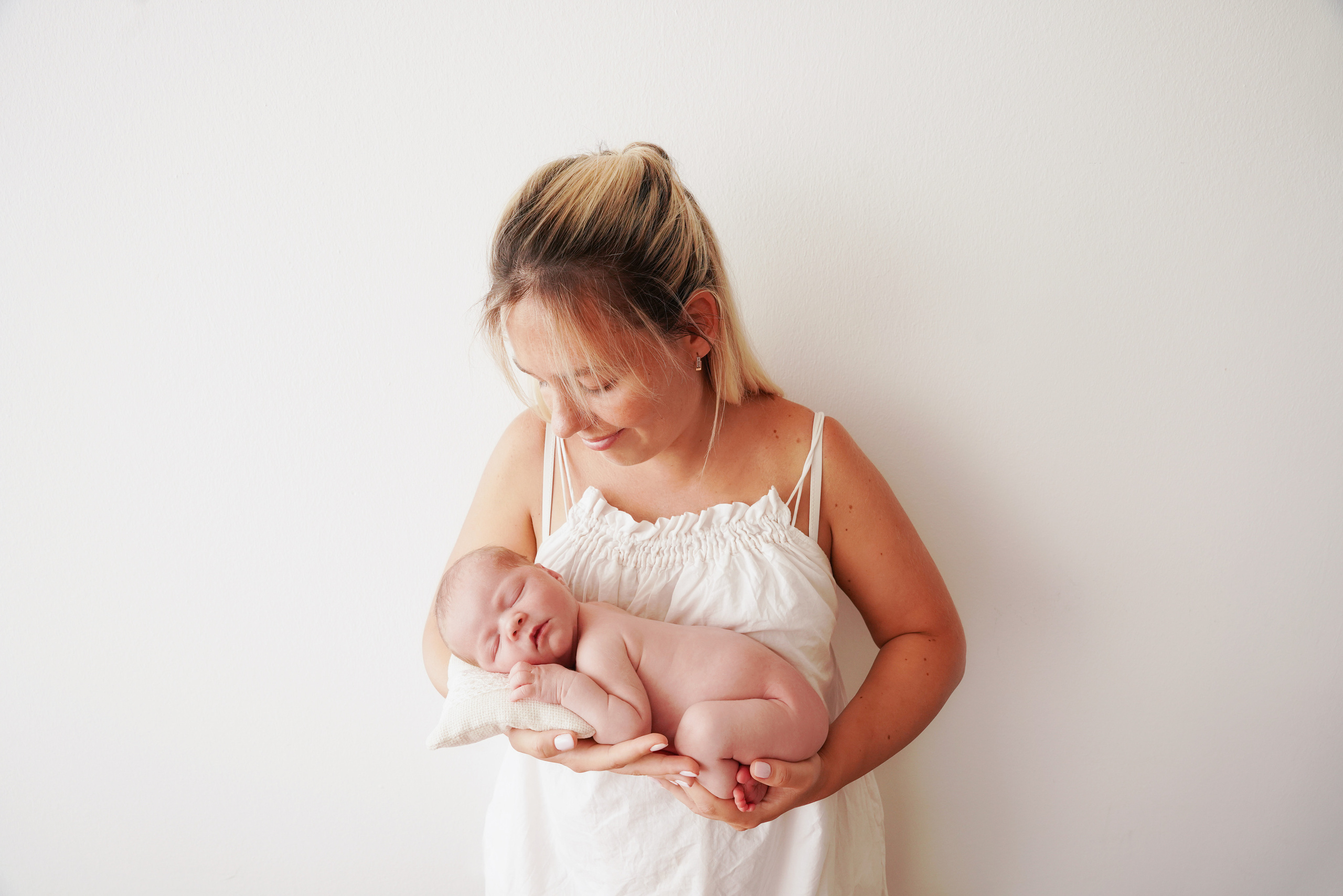 auf weißem Hintergrund Mutter mit einem Kind