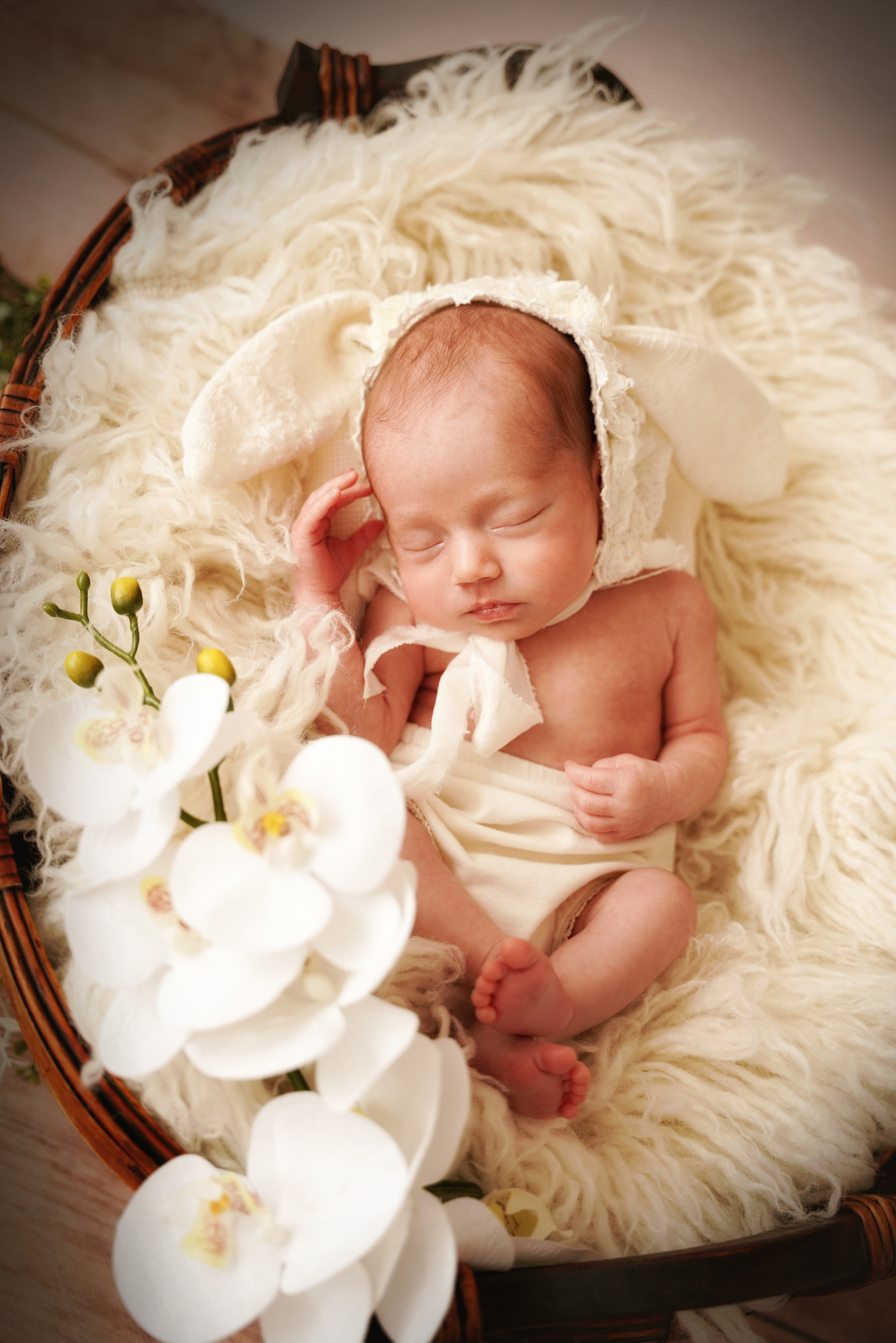 ein zehn Tage altes Mädchen mit Hasenmütze