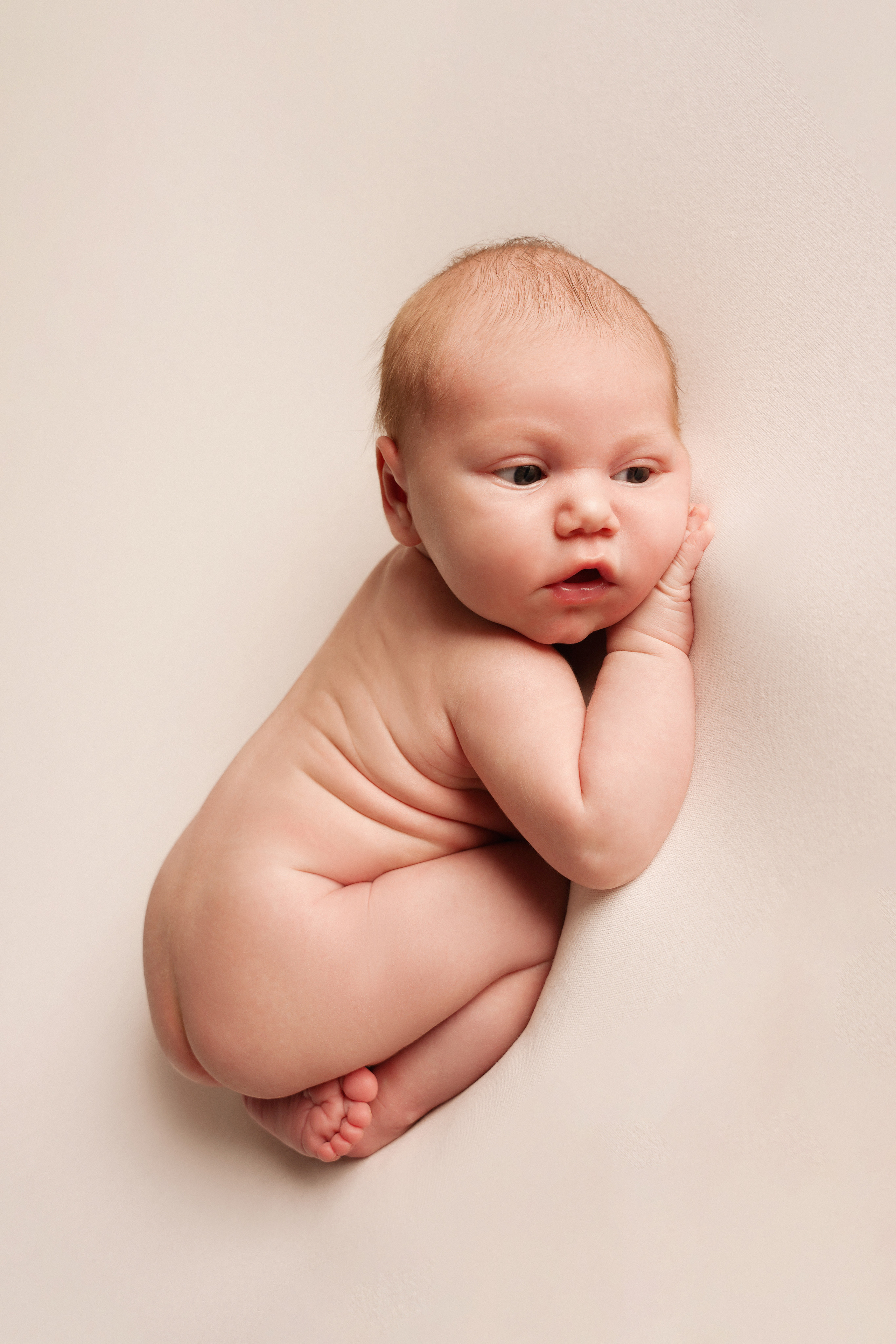 Neugeborenes Mädchen nackt auf Sitzsack