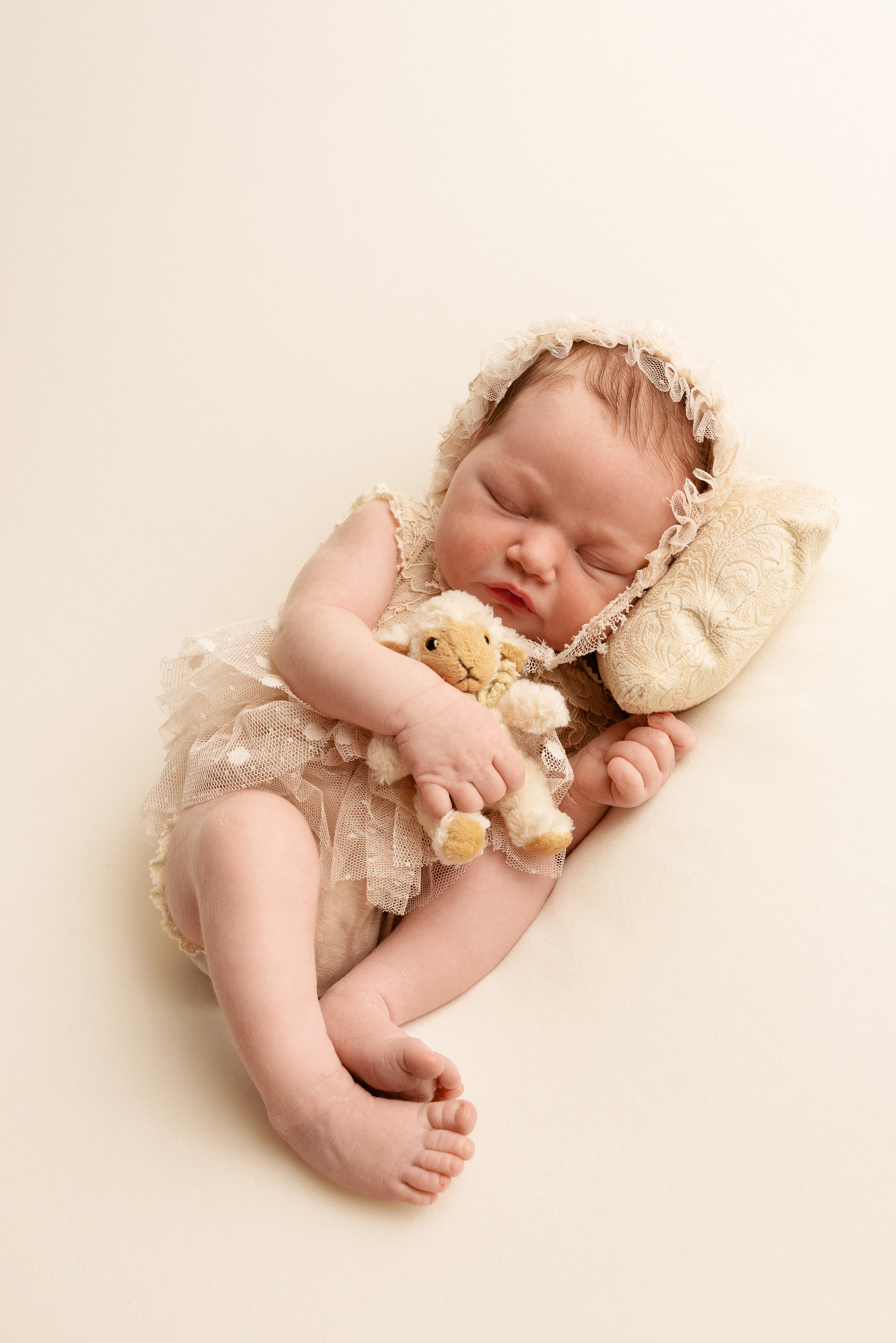 Das Baby hat seine Augen geschlossen und ruht in Frieden mit dem Kuschelhase