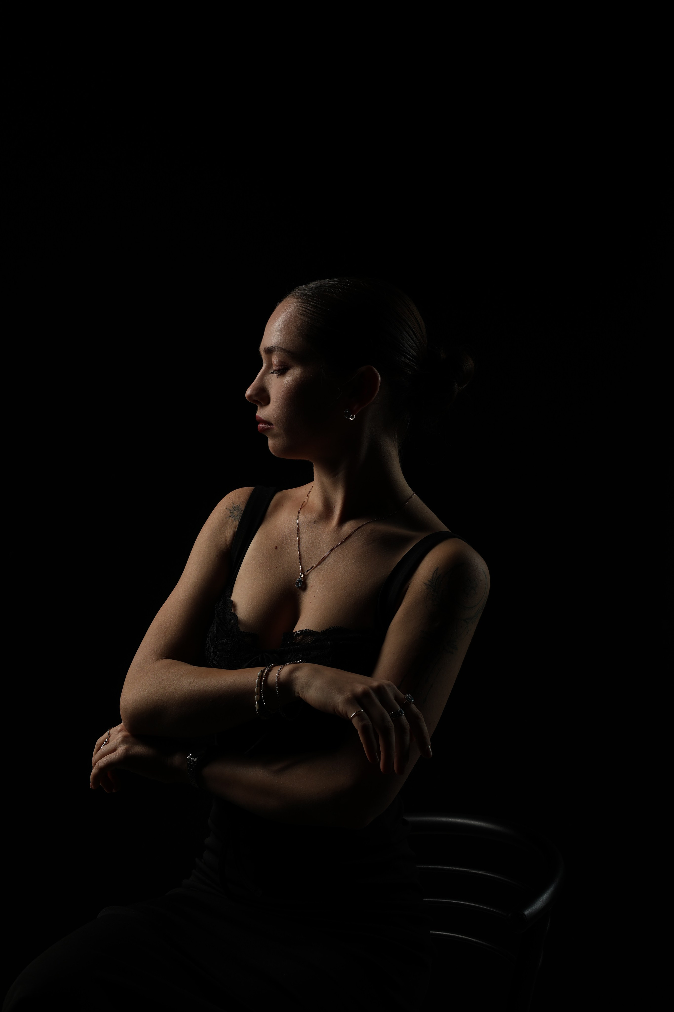 Художественный женский портрет с эмоциональным взглядом, низкий ключ