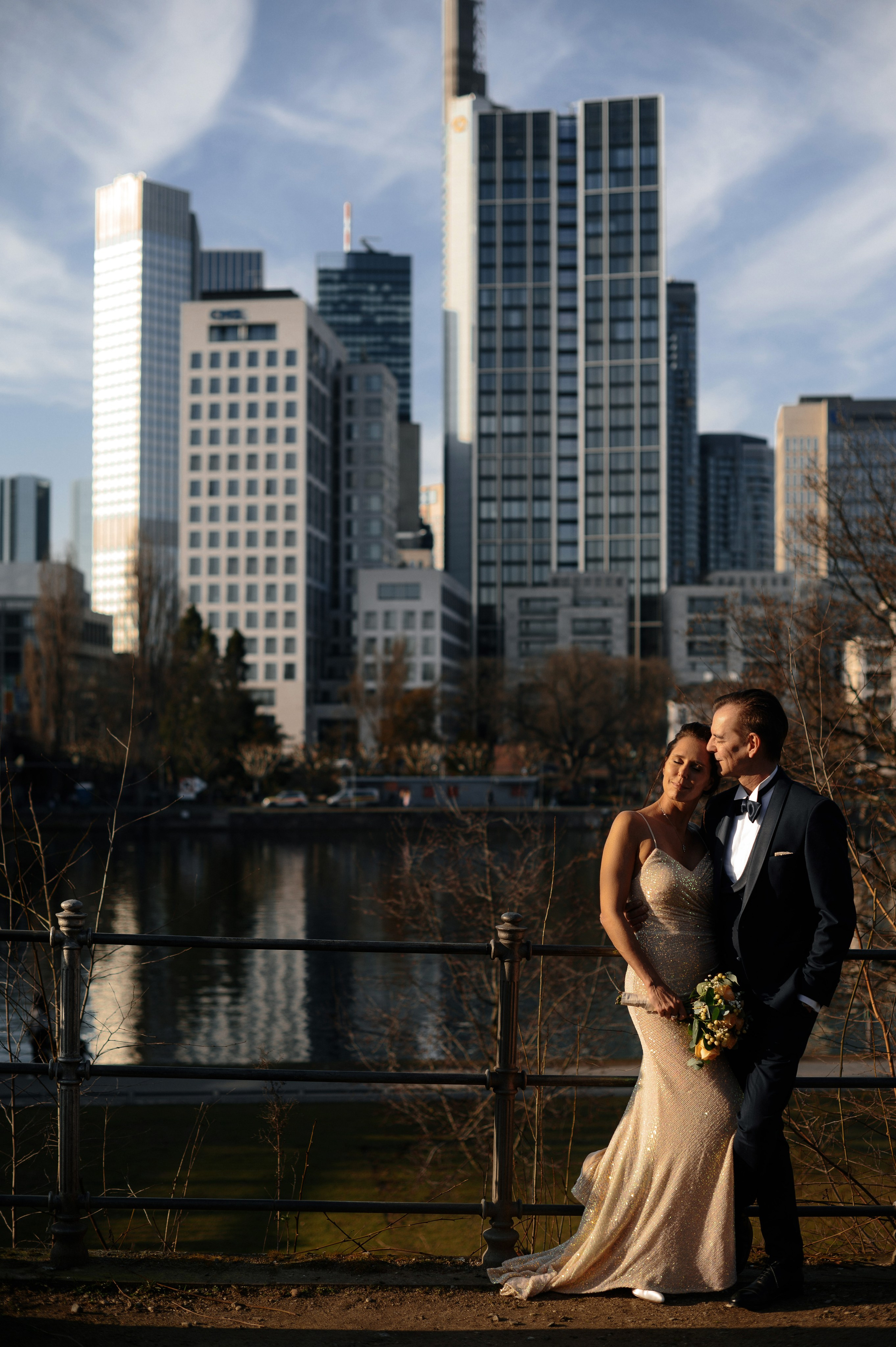 Hochzeitspaar am Mainufer in Frankfurt vor der Skyline, natürliche Hochzeitsfotos