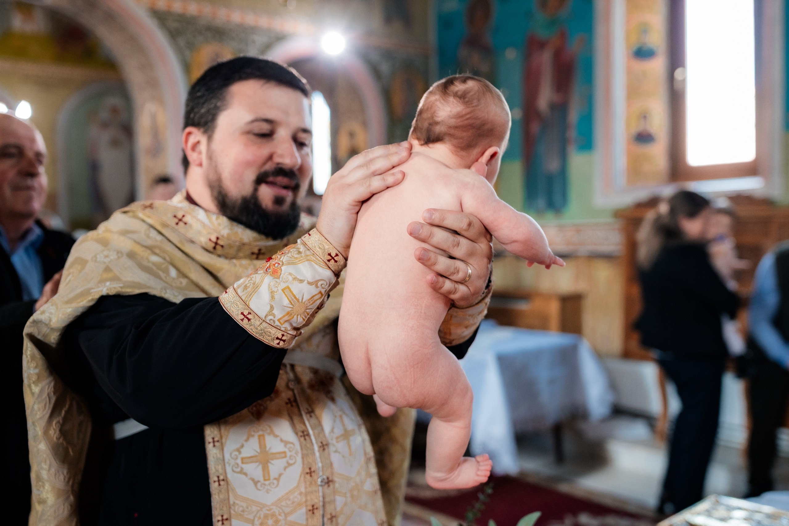 fotograf botez Miruna Parascheva, fotografie botez Botoșani, fotograf Alin Chirilă, amintiri botez, fotografii botez, botez Miruna Parascheva, fotograf copii, fotografie botez în Botoșani-alt="botez Miruna Parascheva, fotografie botez Alin Chirilă, amintiri botez, fotografii emoționante botez Botoșani"-- fotografii-botez-bebelus- amintiri-botez-micuț- moment-sfânt-crestinare- fotografie-emotionanta-botez- detalii-botez-bebelusi- parinti-fericiti-la-botez- fotograf-botez-profesionist- botez-in-biserica-ortodoxa- micuț-botezat-cu-emoție- zâmbete-și-lacrimi-la-botez- bebeluș-la-cristelniță- decor-botez-colorat- botez-cu-dragoste-și-credință- emotie-pura-la-botez- fotograf-botez-botosani- botez-iasi-suceava-fotograf- amintiri-nepretuite-botez