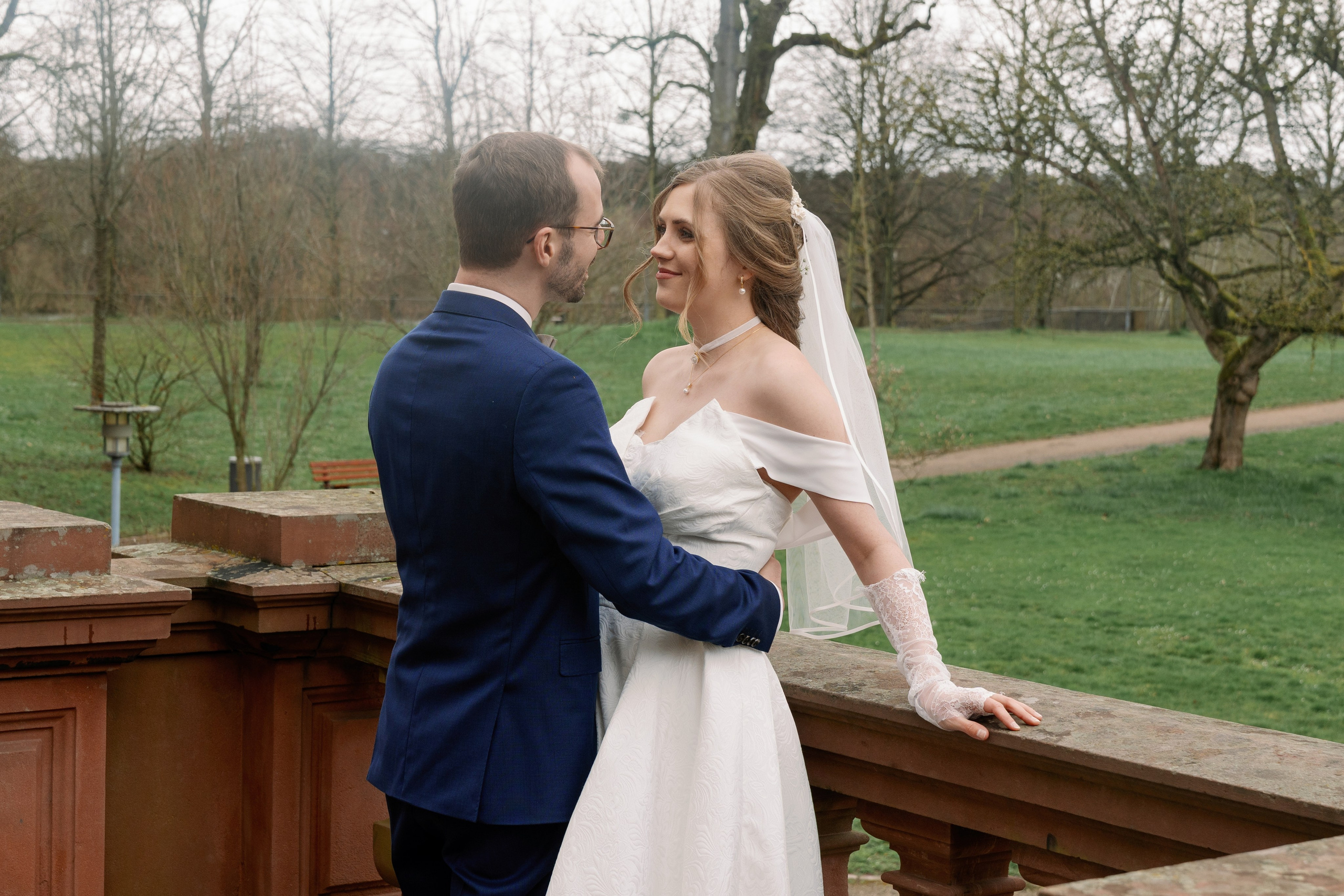 Jennifer und Andreas genießen einen ruhigen Moment nach der Trauung
