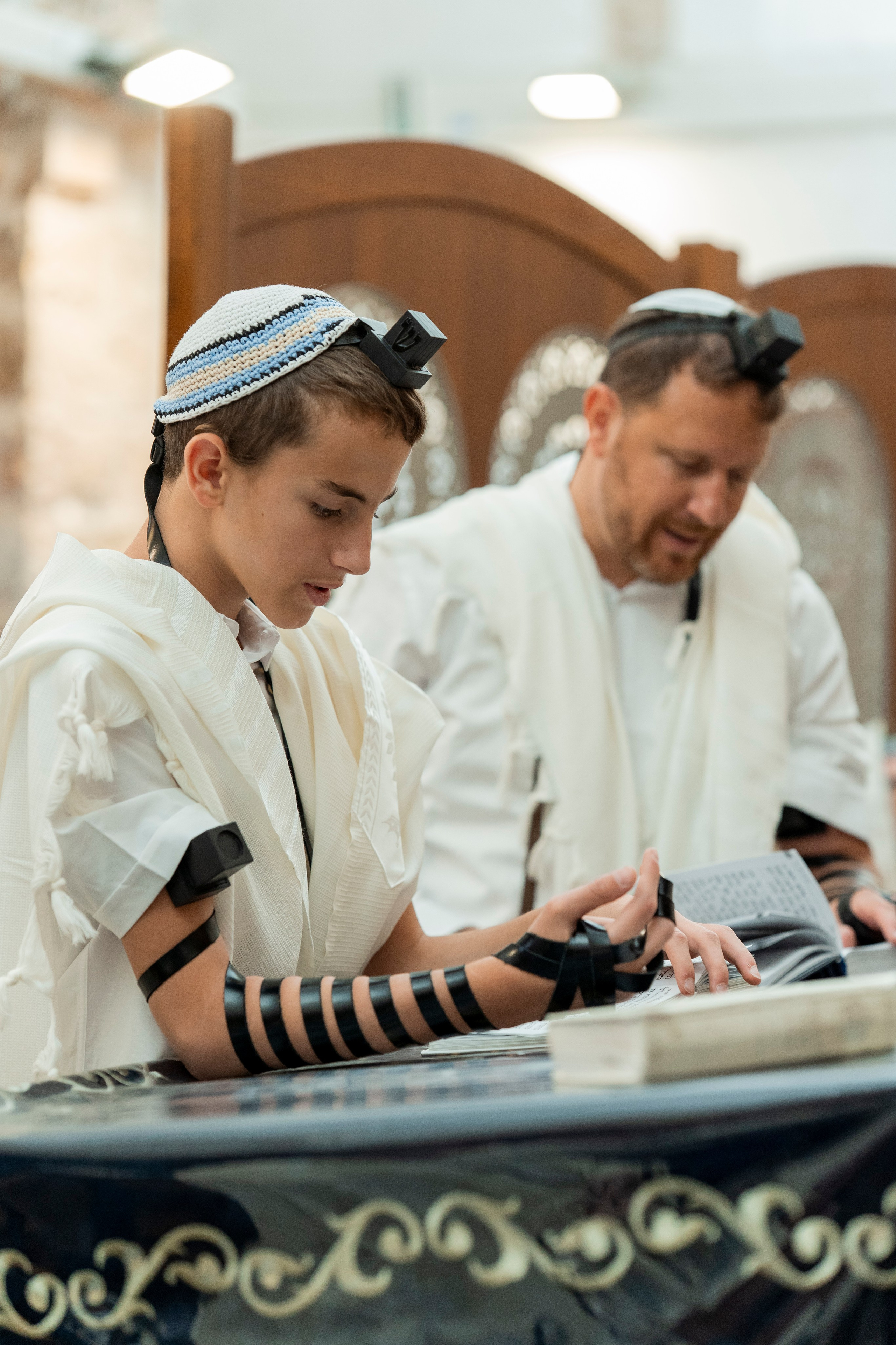 הנחת התפילין רפאל לוי. יוסף מזרחי צילום חתונה, ברית וזוגיות. צלם מקצועי שאוהב להוציא אתכם הכי יפים ברגעים הכי מרגשים