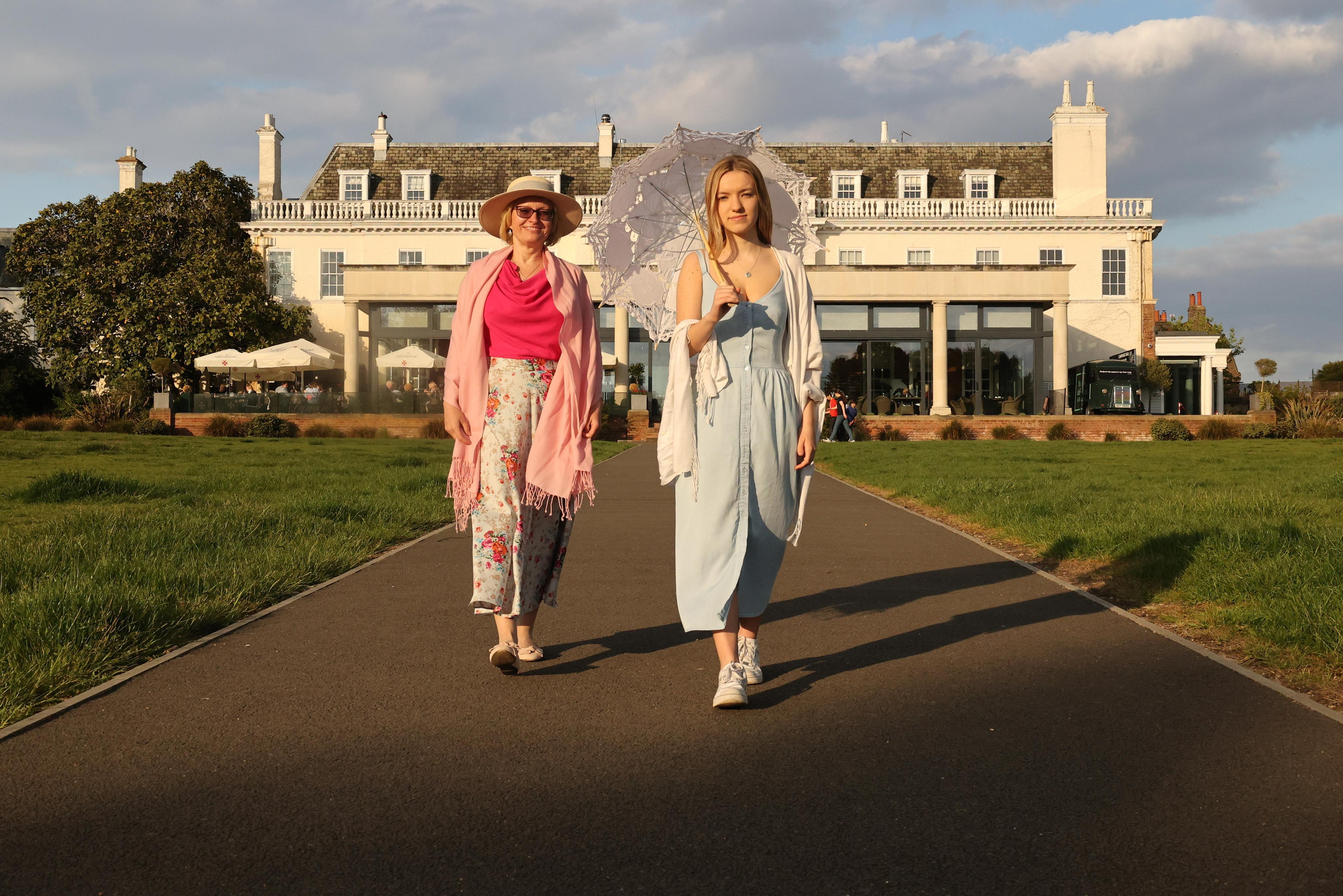 Olya and Veronica Part one, Wimbledon, Cannizaro Park. Couples and portraits photographer Wimbledon London