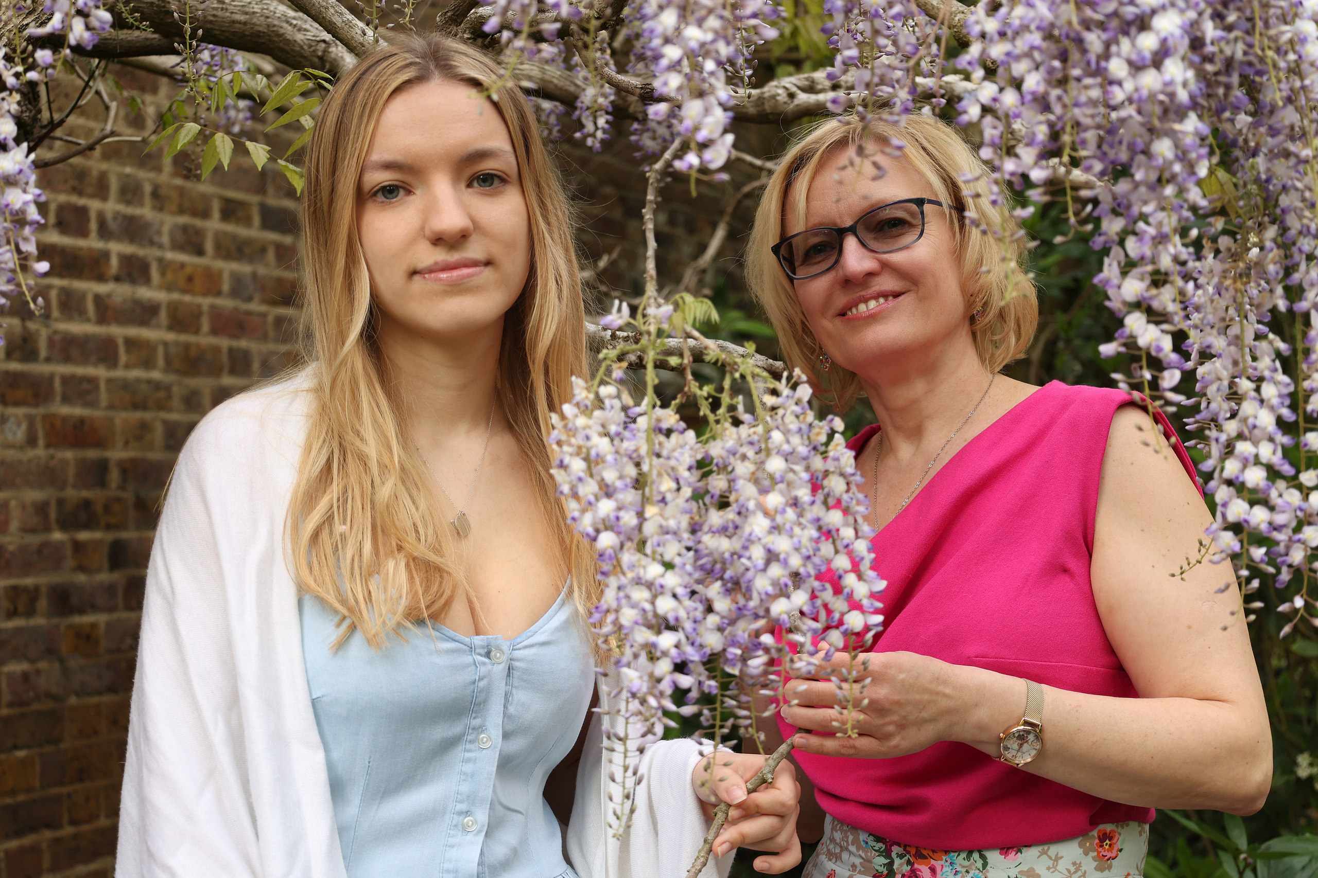 Olya and Veronica Part one, Wimbledon, Cannizaro Park. Couples and portraits photographer Wimbledon London