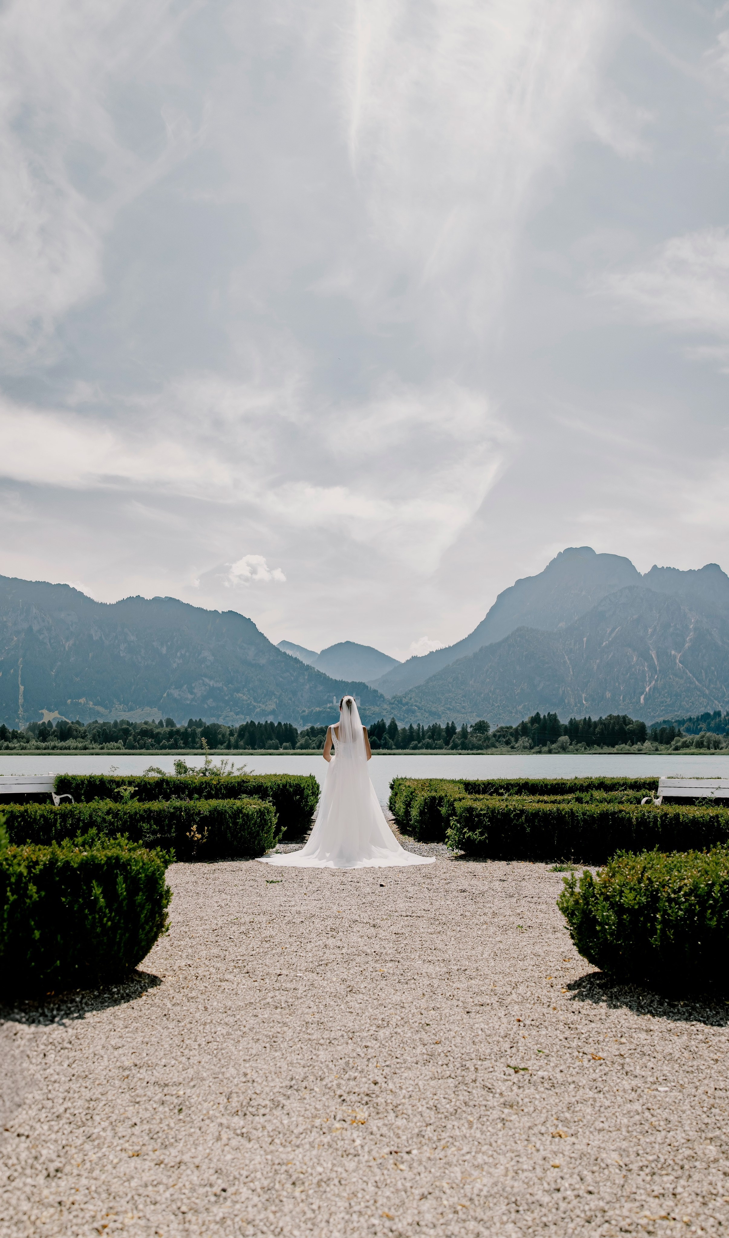 alt="Erfahrener Hochzeitsfotograf aus Bayern fotografiert Paar im malerischen Füssen"