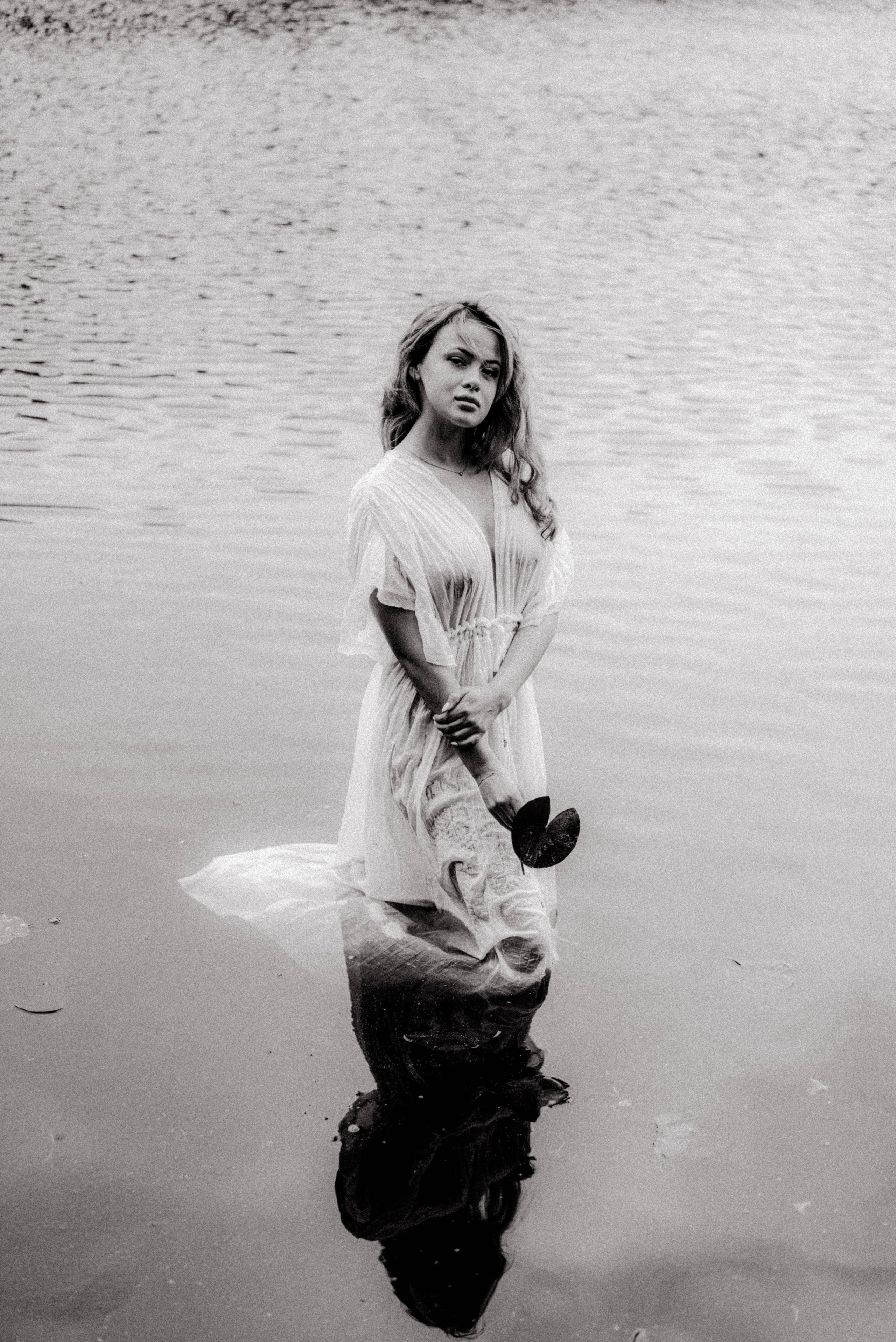 Julia in the pond. M Atelier | Art Portraits