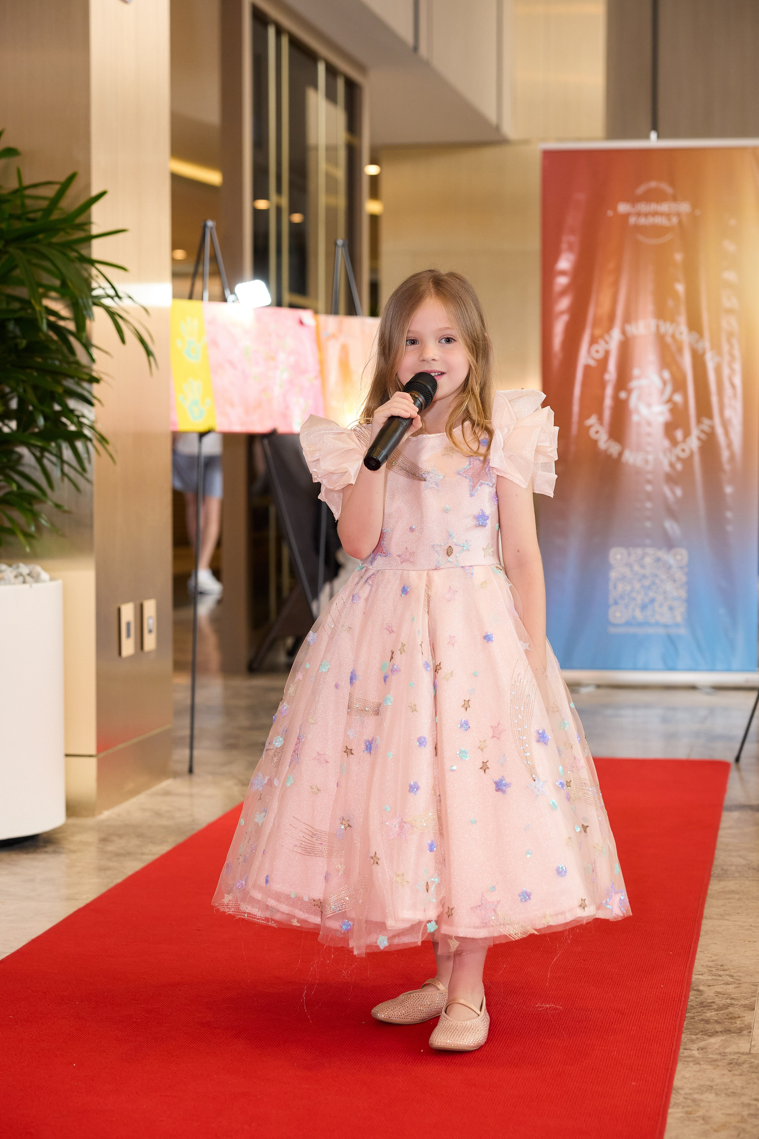 Авторская благотворительная художественная выставка Дианы Бортник. Фотограф Юлия Маковеева