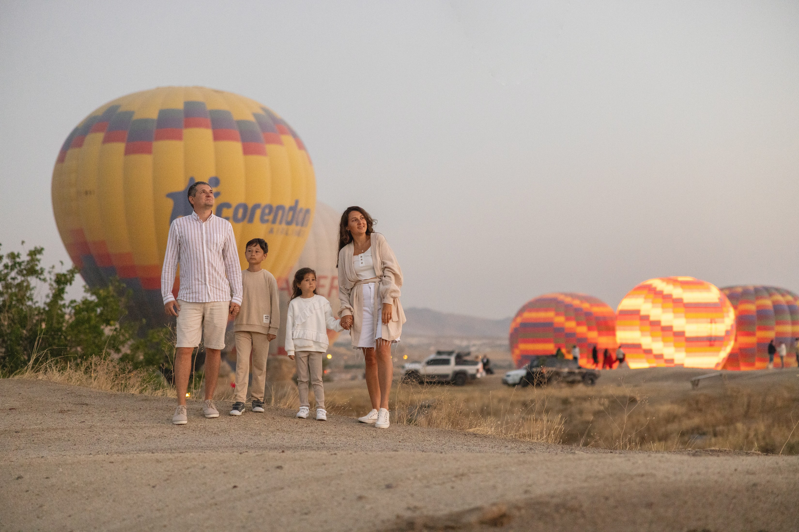 Family Photoshoot at Sunrise with Cappadocia’s Hot Air Balloons. Julia Ganch I Fashion Wedding Photography I Cappadocia Turkey