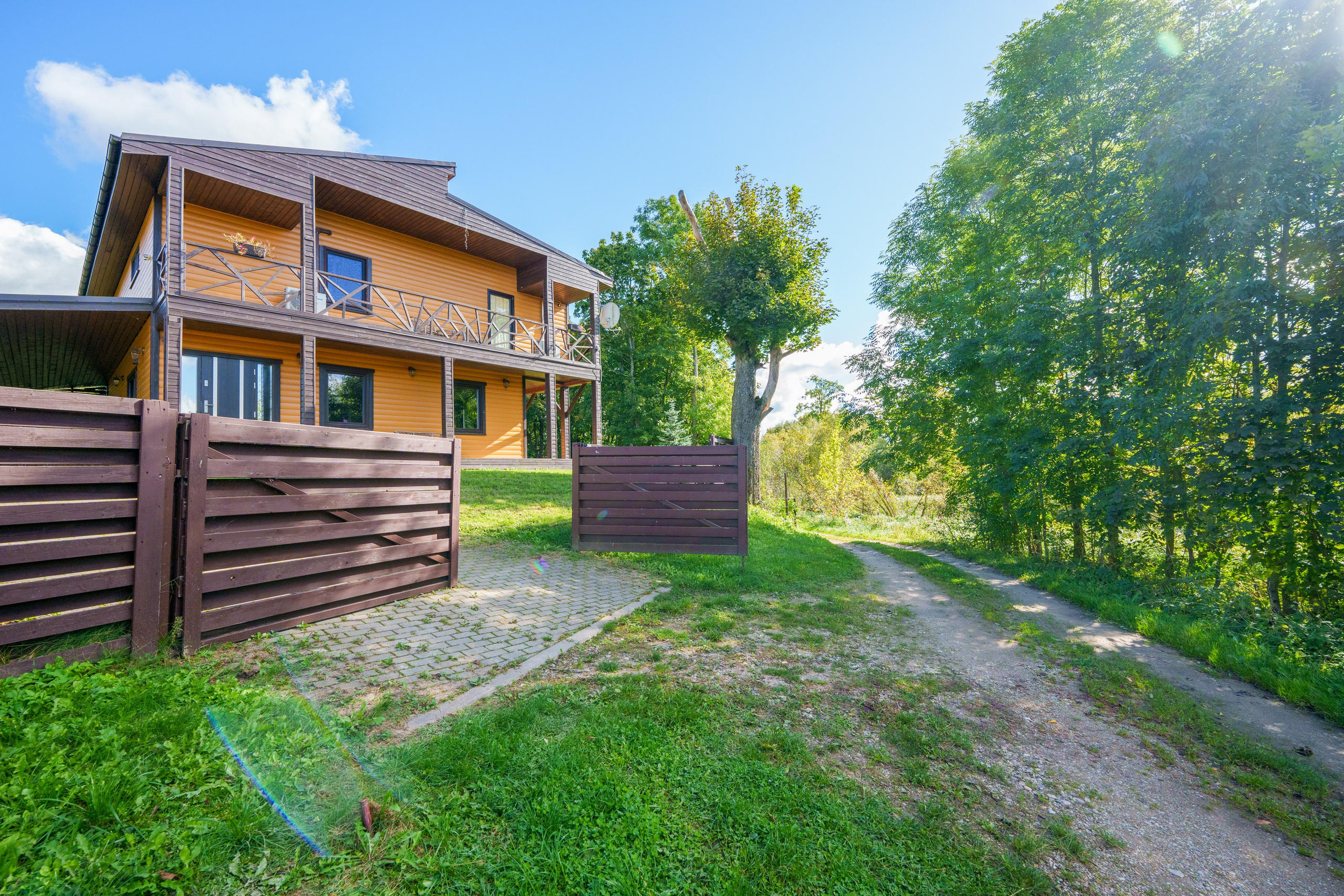 Sadyba Vinliaus r. prie ežero. Elina Sapiega fotografė Vilniuje