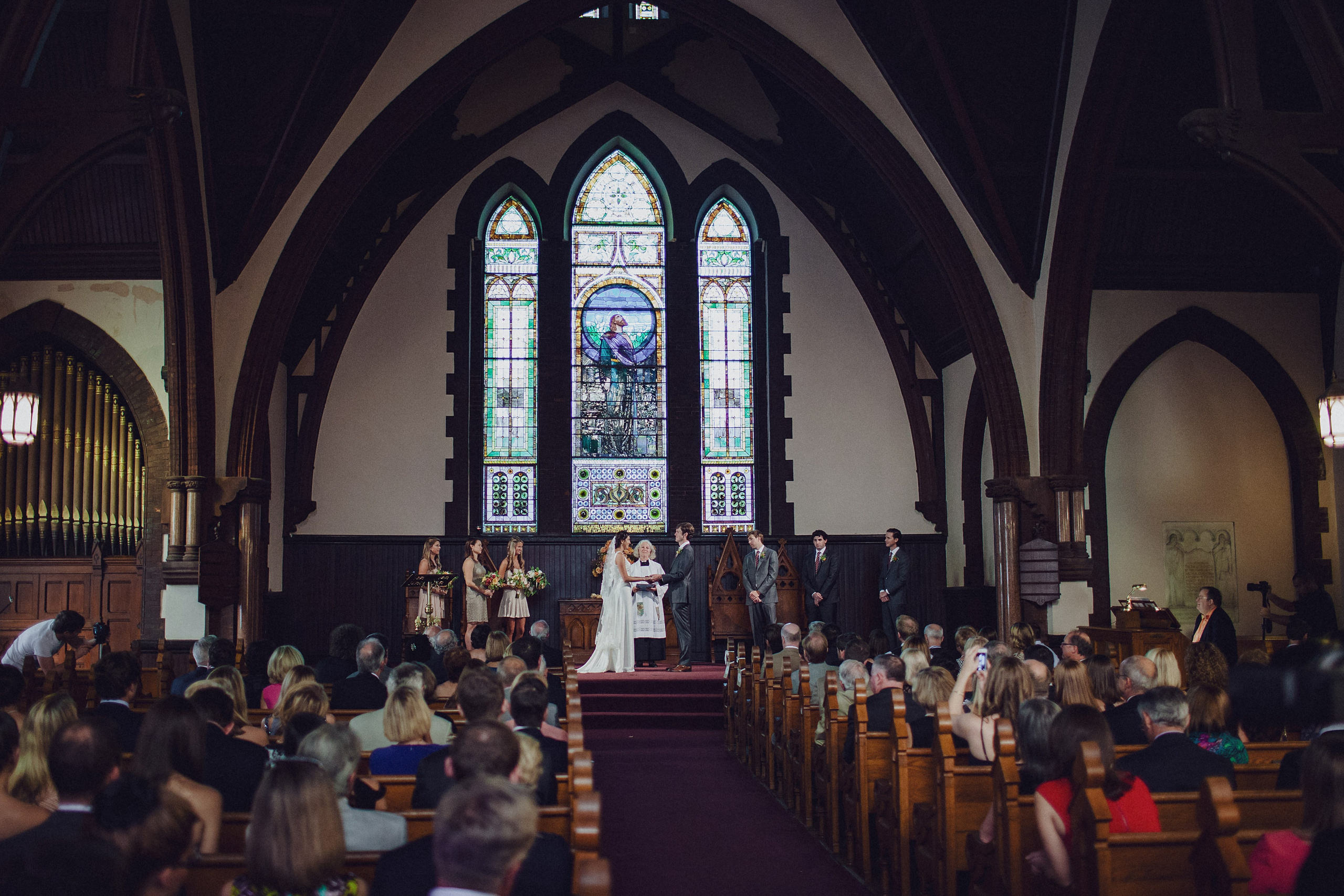 Фотограф в Ирландии Дублин свадьба жених невеста церковь гости улыбка счастье фотки топ свадебных фотографов