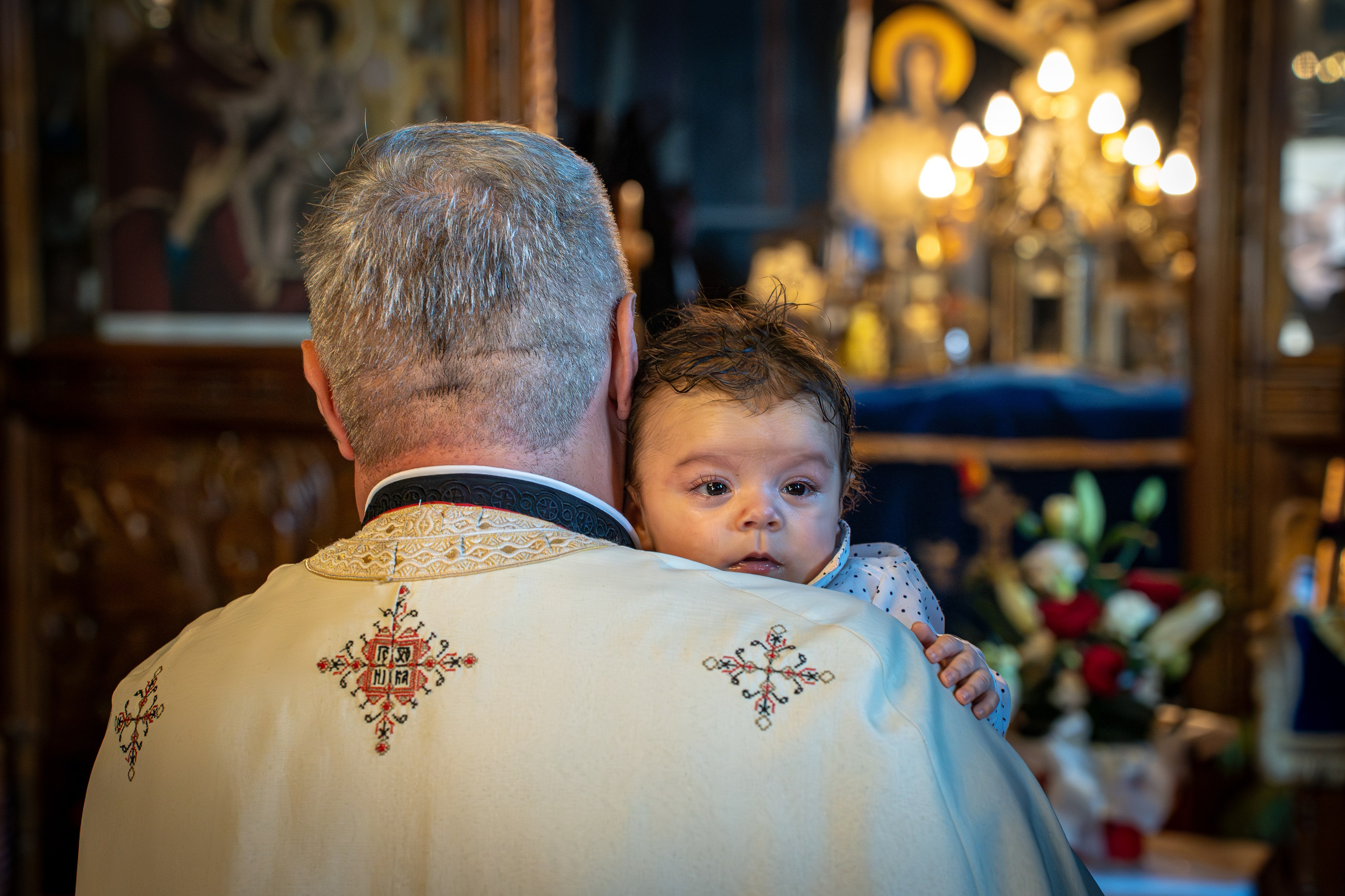 preot cu bebelusul in brate la botez, botez Constanta