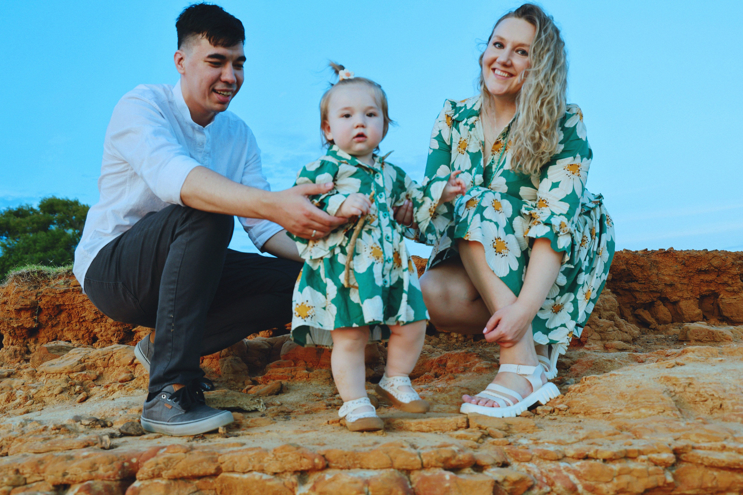 Baby Family Photoshoot – Outdoor Family Photography with Infant or Toddler. Lana Petrychenko — Portrait & Family Photographer. Valencia, Spain