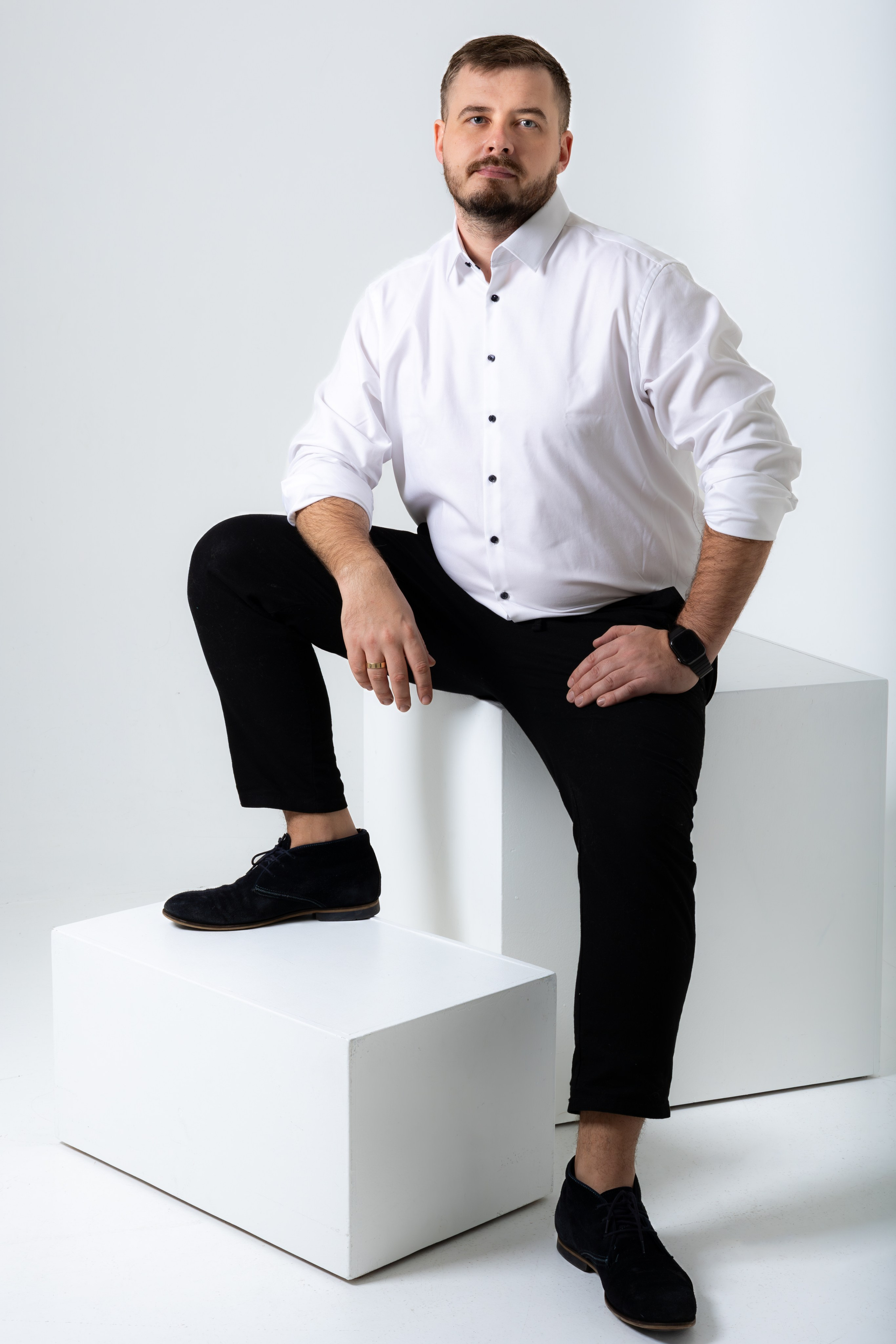 Portretu fotosesijas vīriešiem. Portretu fotosesija Rīgā| Biznesa portretu foto | Korporatīvās un darbinieku fotosesijas | Pasākumu fotogrāfs | Produktu fotogrāfs
