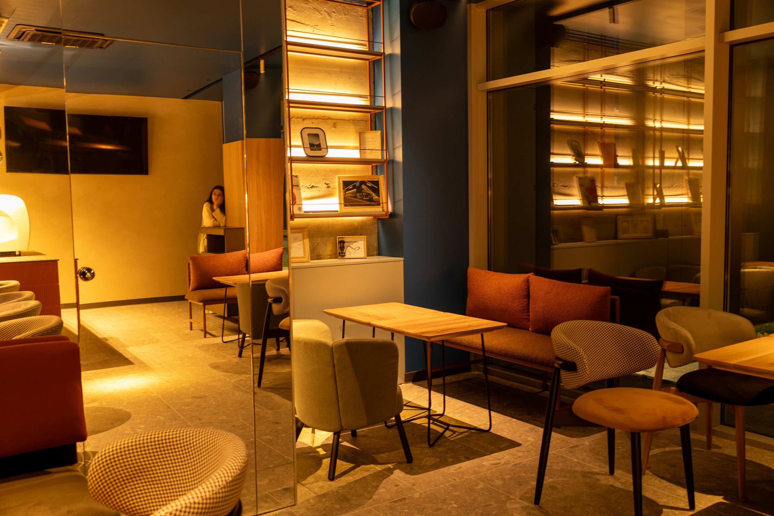 Cafenea “Monte Carlo” Buhuși. Fotograf. Lucrez cu oameni, produse și spații. Portret și fotografie creativă. Bacău, România. Lidia Savinoiu