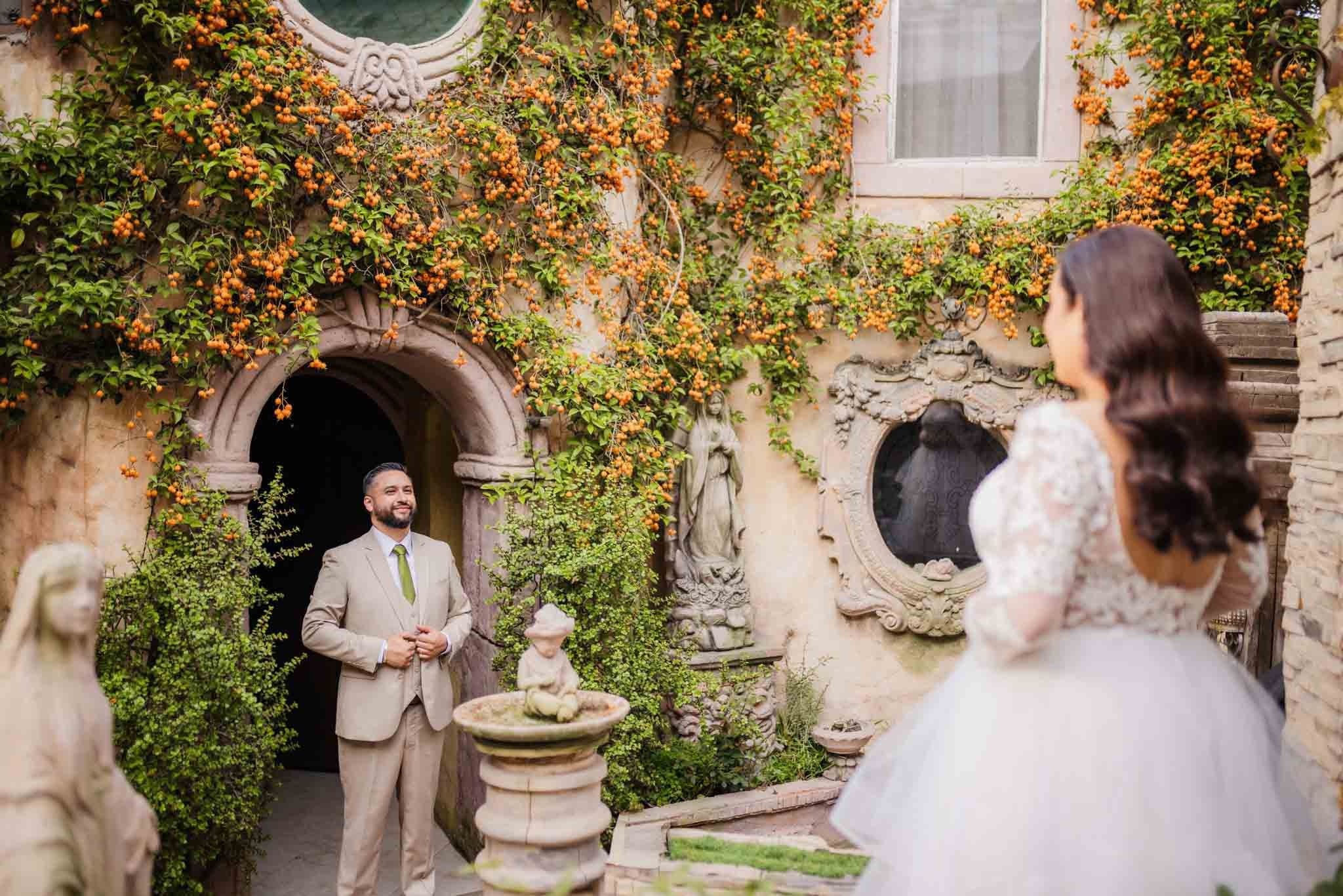 Novio esperando a la novia en Jardín Casa Baga Rosarito, fotografía de boda en Tijuana Baja California, sesión first look romántica, fotógrafo profesional de bodas en México