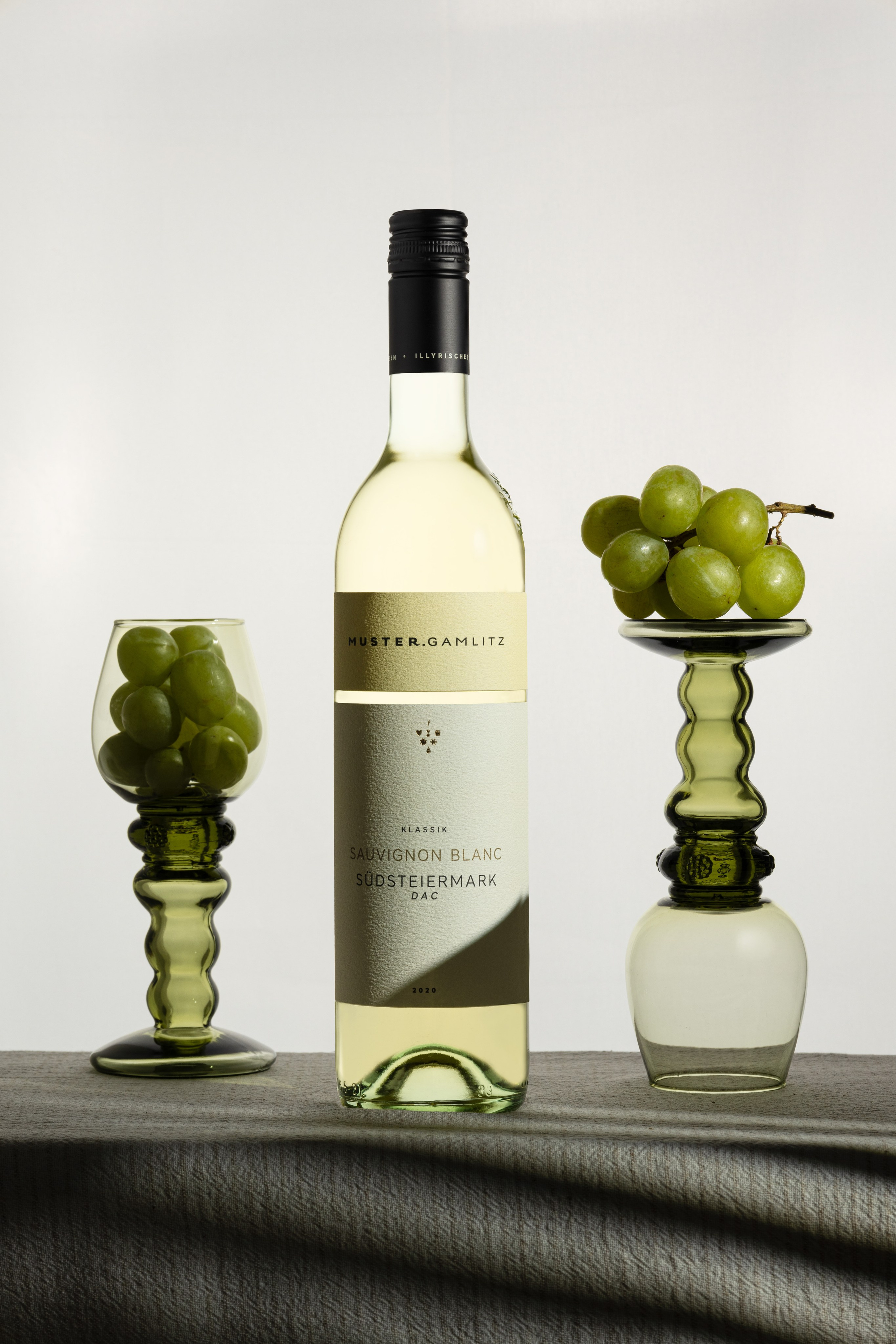 Weinflasche im Sonnenuntergang-Effekt fotografiert, kreative Werbefotografie für Print и Banner