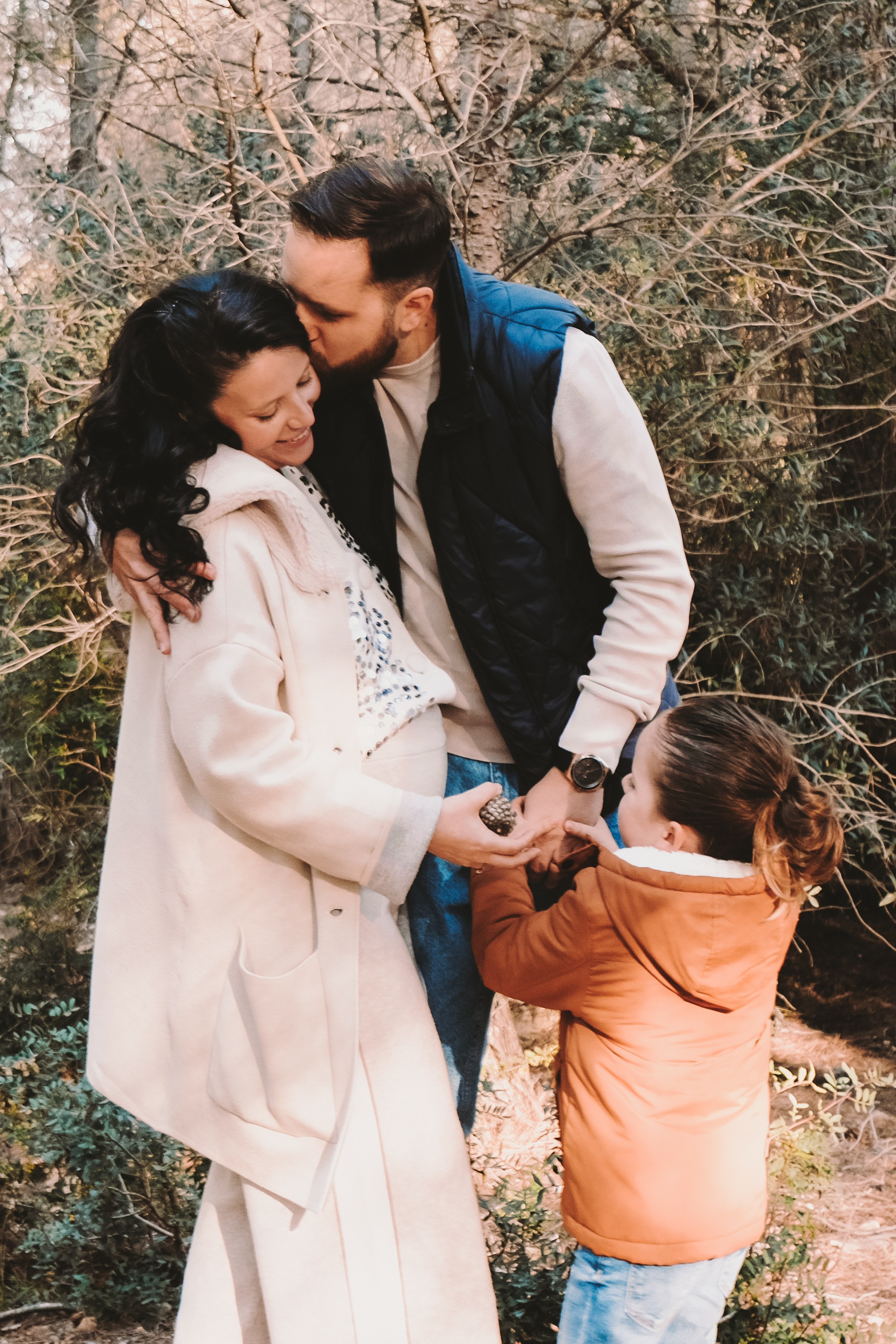 Sesión familiar embarazo. Fotografía profesional en Calafell - Elena Medvedeva