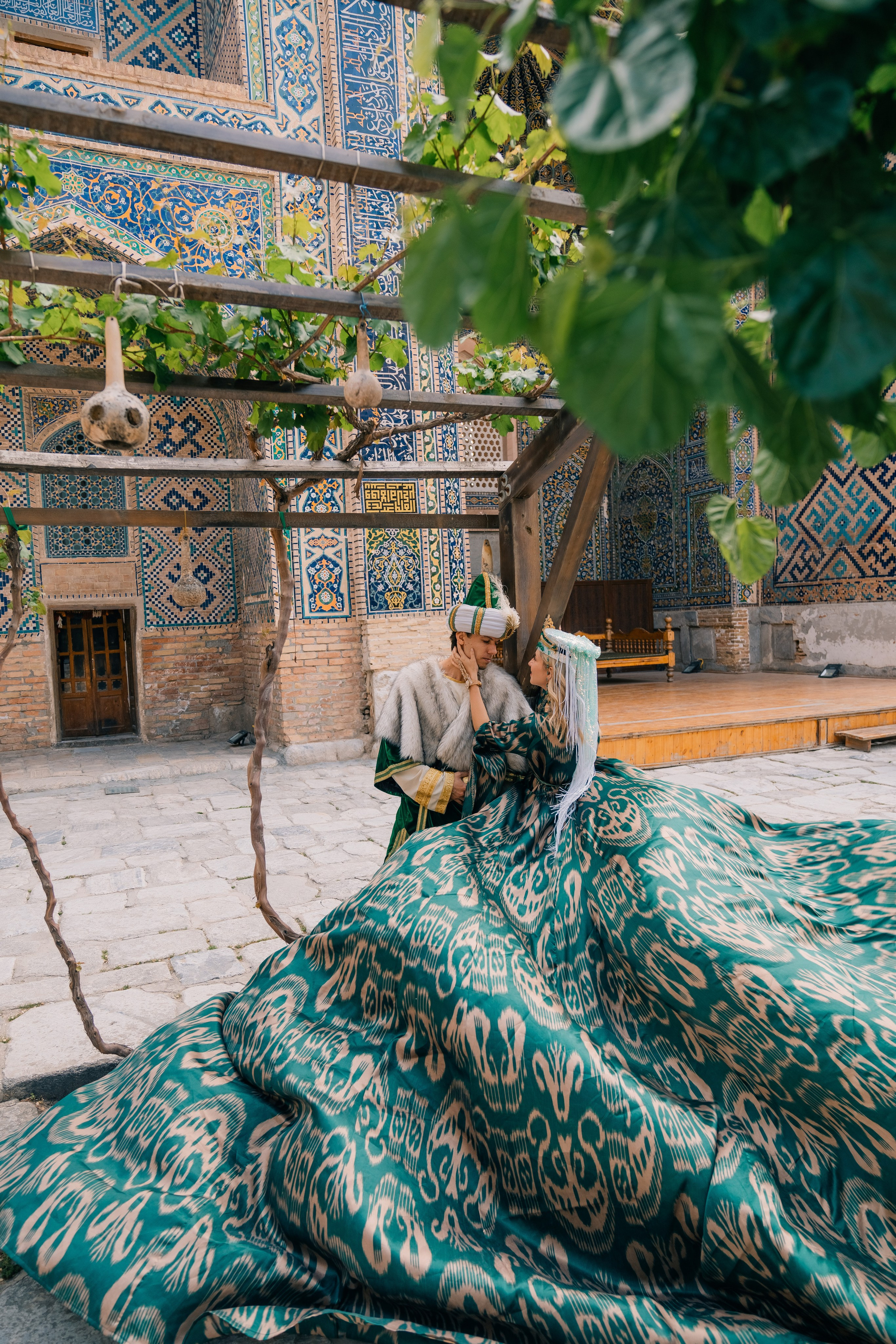 Фотосессия для туристов в национальных платьях — Узбекистан. Фотограф в Узбекистане и Самарканде Джасур Марупов