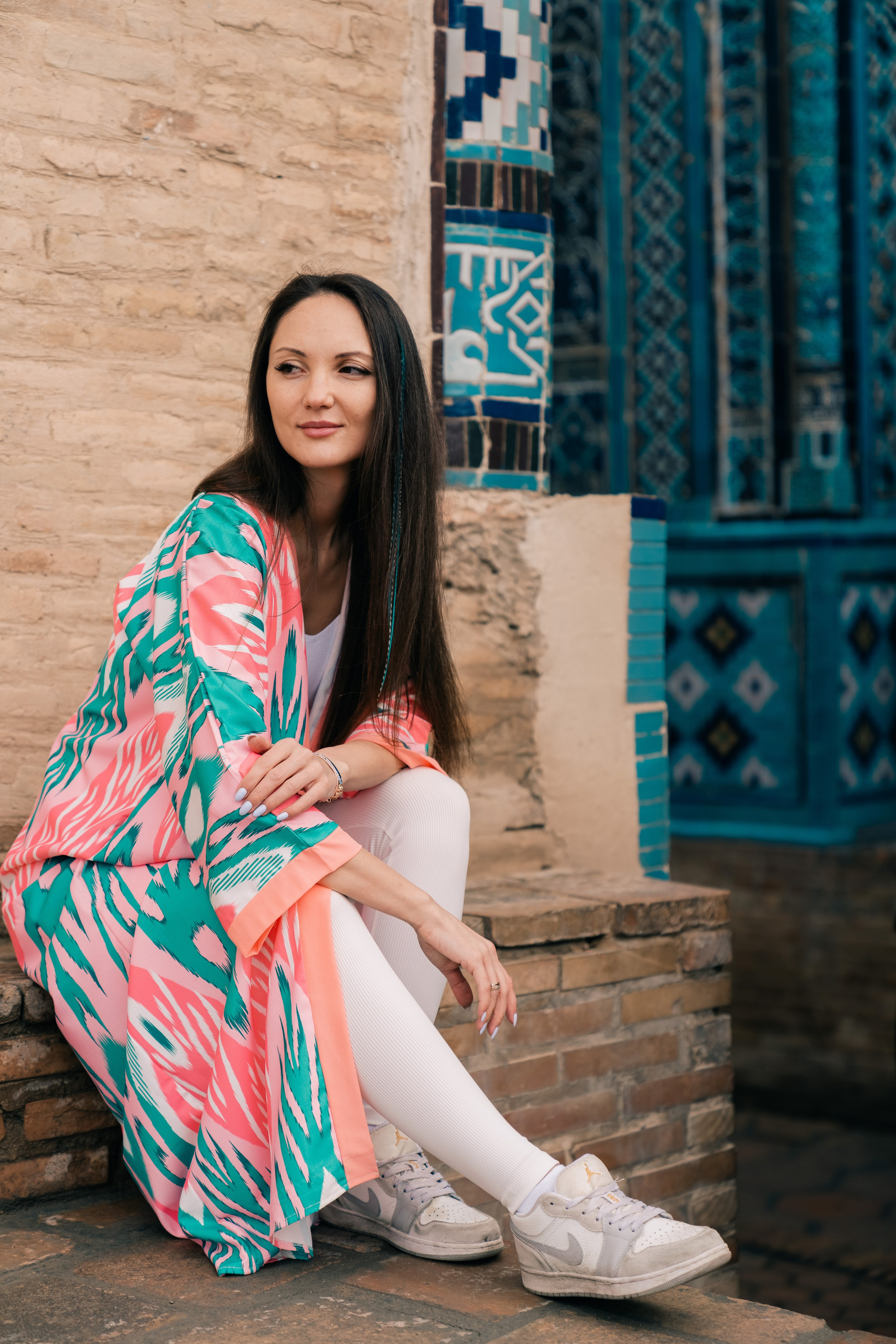 Photoshoot in a robe in Samarkand: Unique Shots with the Shah-i-Zinda. Photographer in Uzbekistan and Samarkand Djasur Marupov