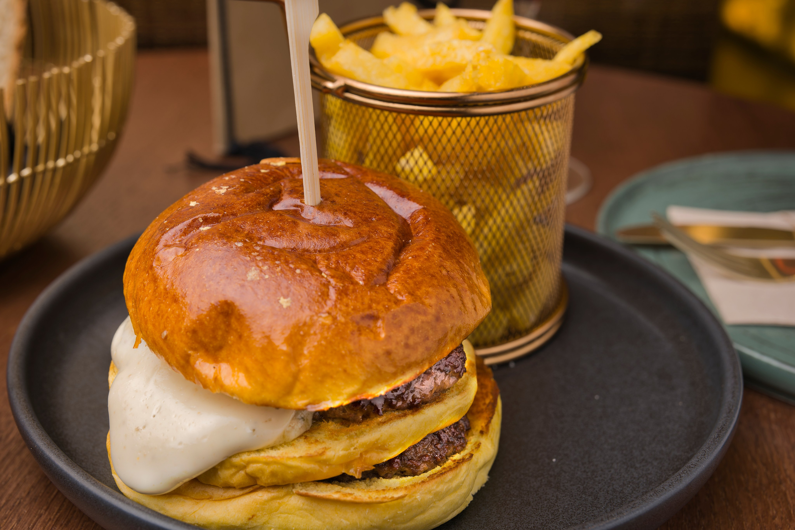 Imagen de comida cuidadosamente emplatada sobre fondo oscuro, capturando detalles y contraste visual.