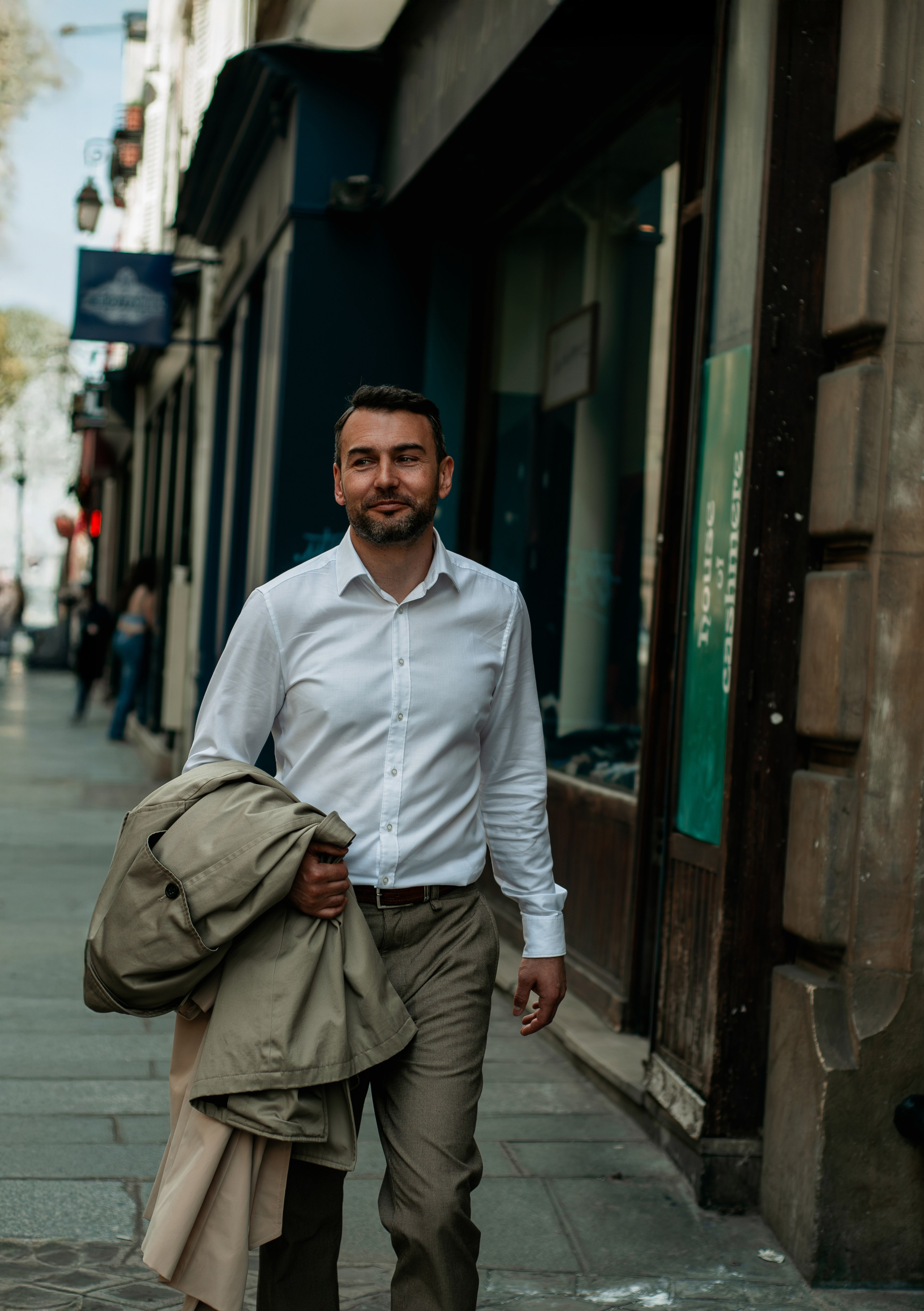 Couple photoshoot in blooming Marais. Paris photographer — Polina Osipova