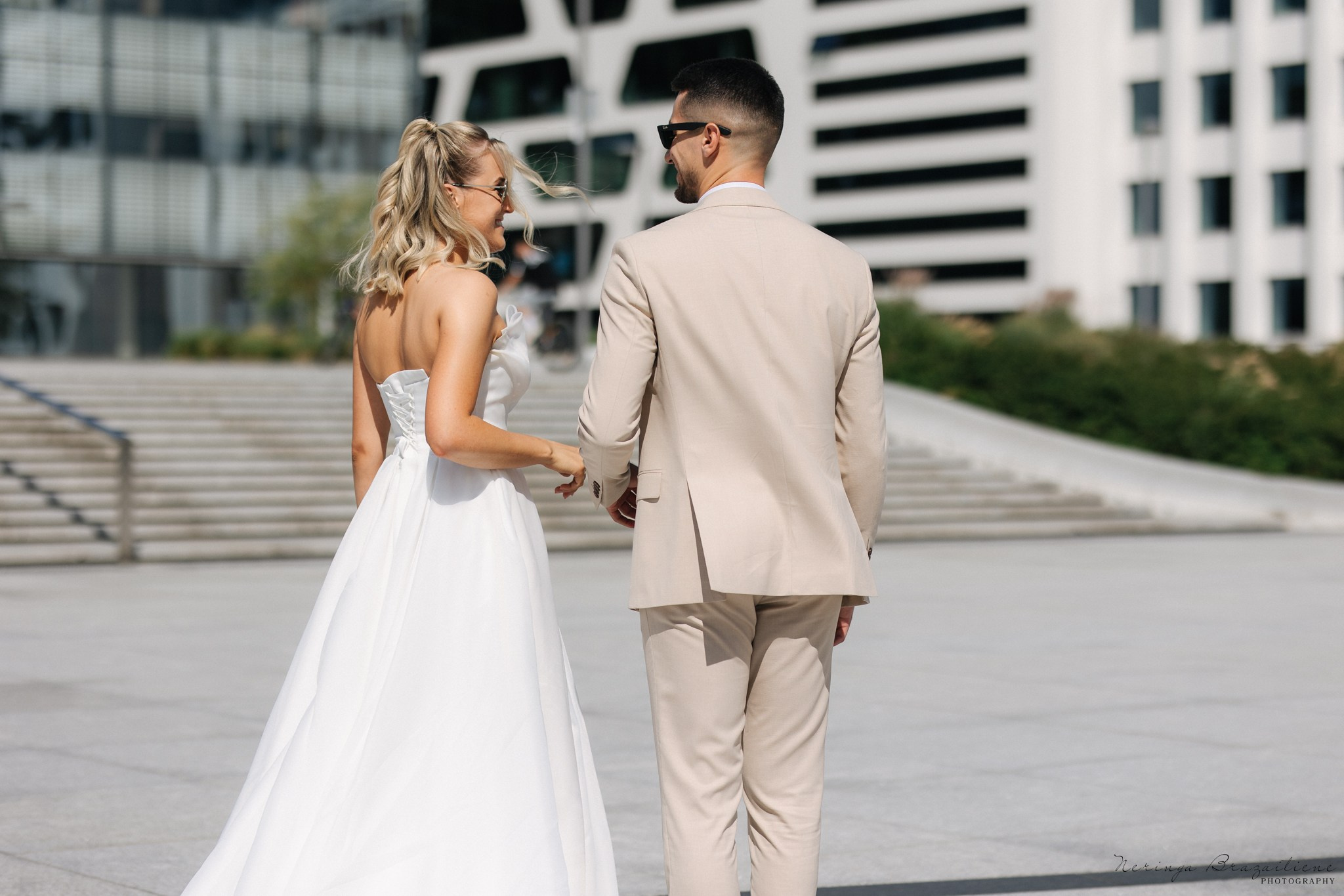 Vestuvinė fotosesija Kaune, Vienybės aikštėje, prie Lietuvos banko