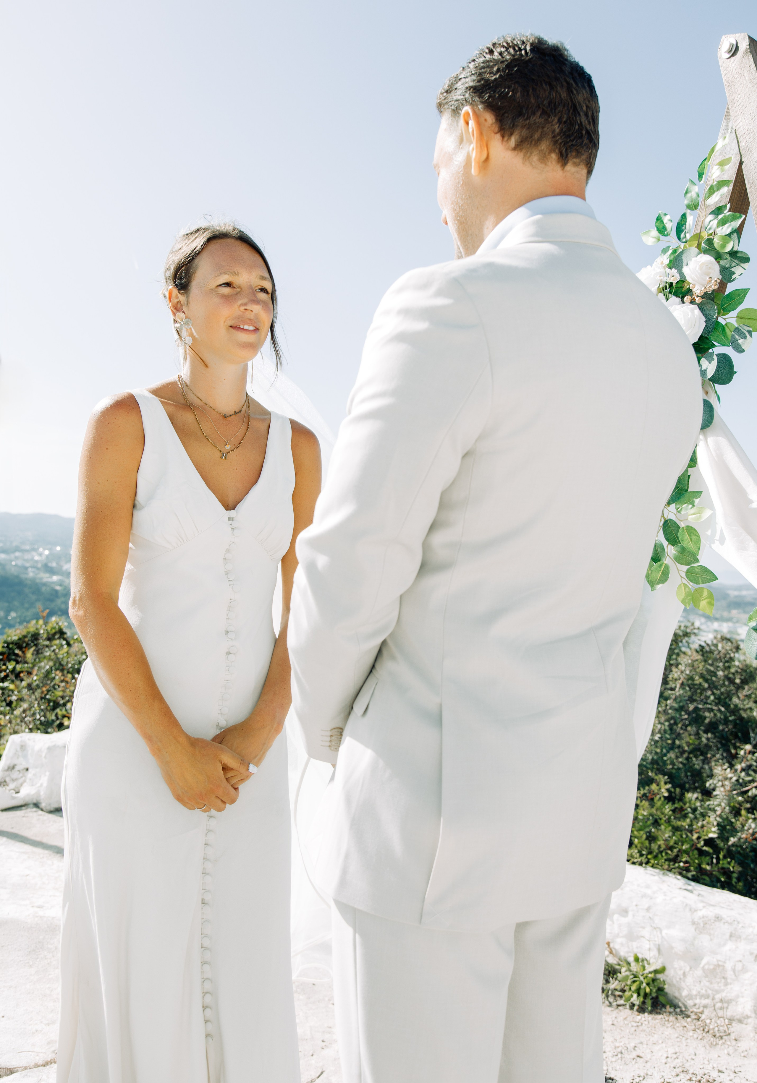 Ring exchange ceremony. Portrait- und Hochzeitsfotografin Irene Art Photo mit Sitz auf der griechischen Insel Rhodos