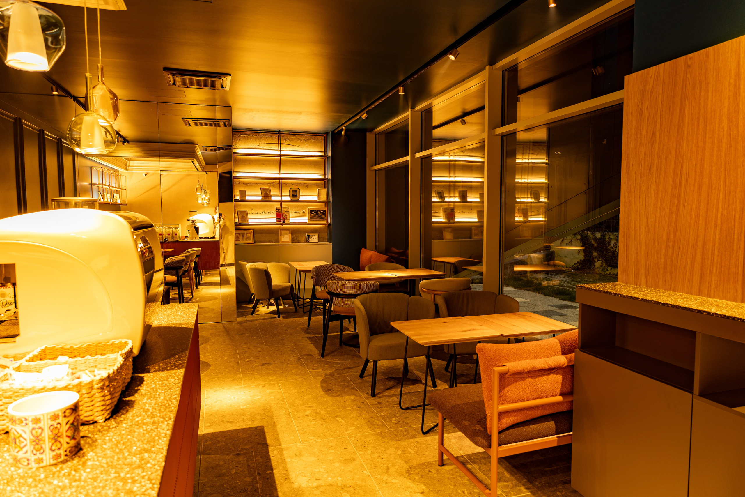 Cafenea “Monte Carlo” Buhuși. Fotograf. Lucrez cu oameni, produse și spații. Portret și fotografie creativă. Bacău, România. Lidia Savinoiu