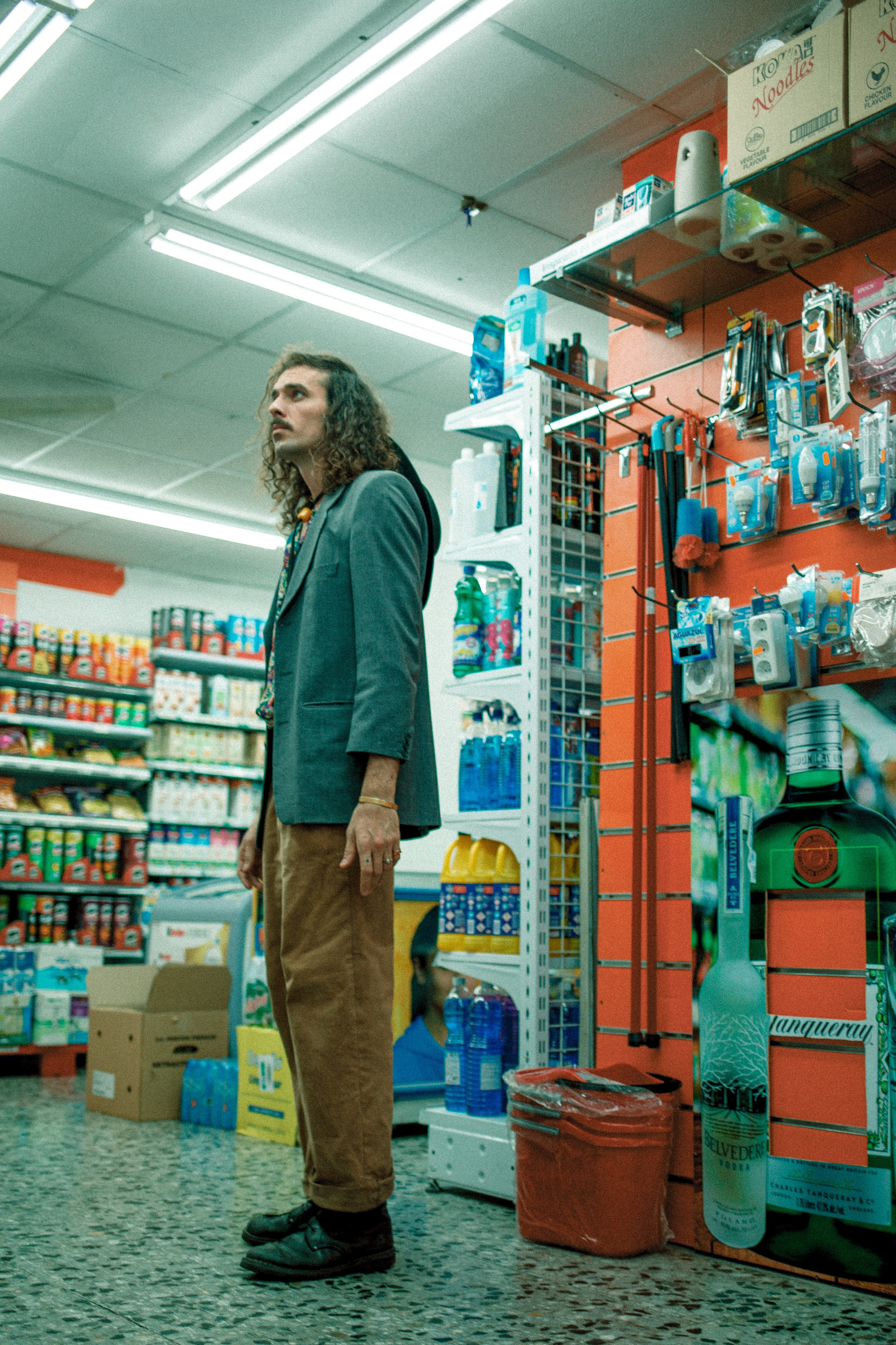 Fotografía nocturna con el músico Mateo en el Raval de Barcelona – retratos urbanos espontáneos. Marina Kálcheva – Photographer, Videographer & Visual Artist in Barcelona