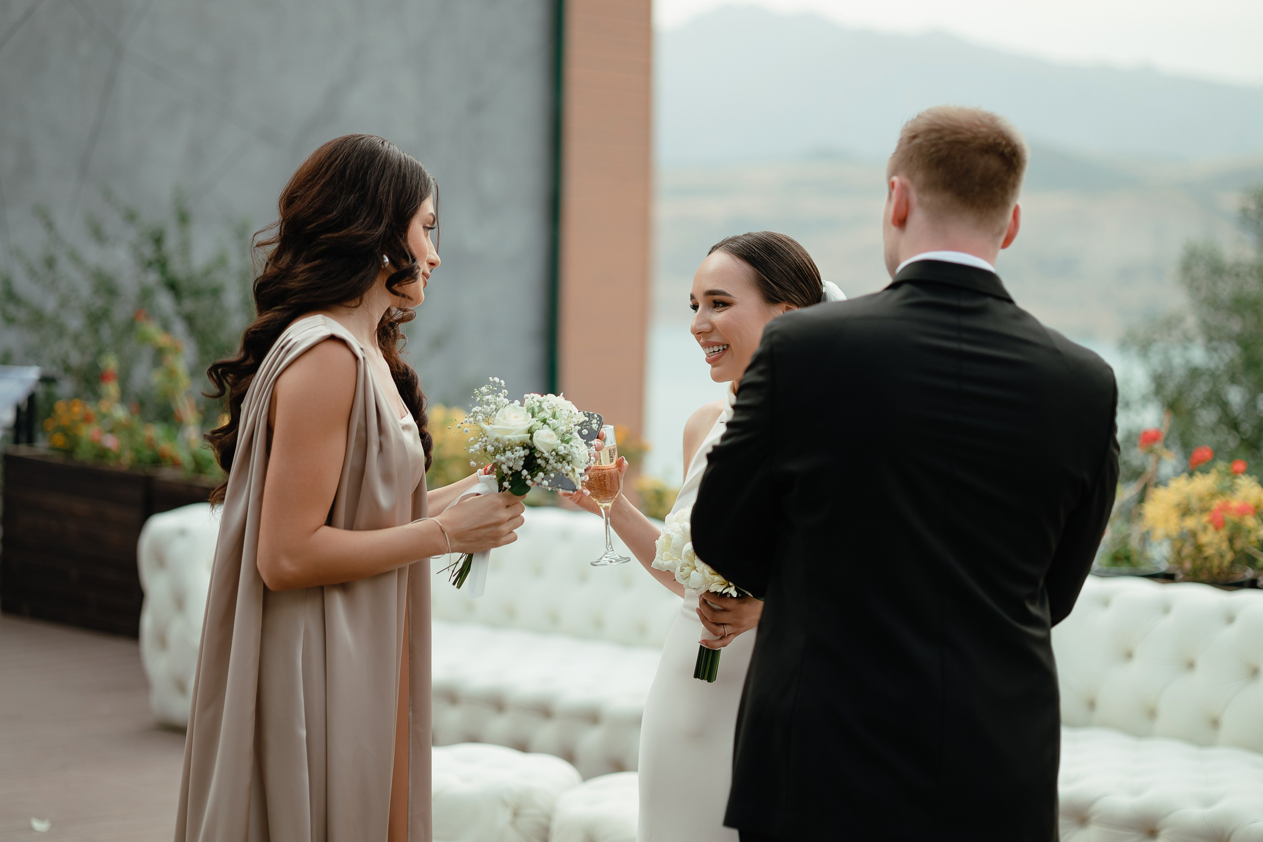 Thomas & Suyumbika. Главная